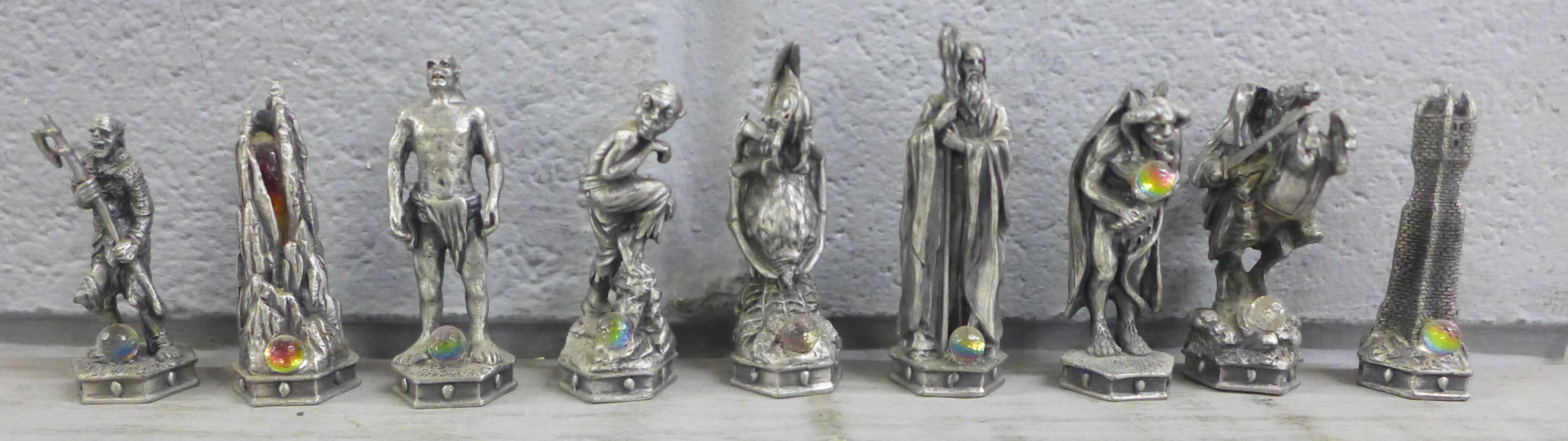 A Lord of The Rings pewter chess et by Tudor Mint, complete with glass board and pieces, in - Image 6 of 15