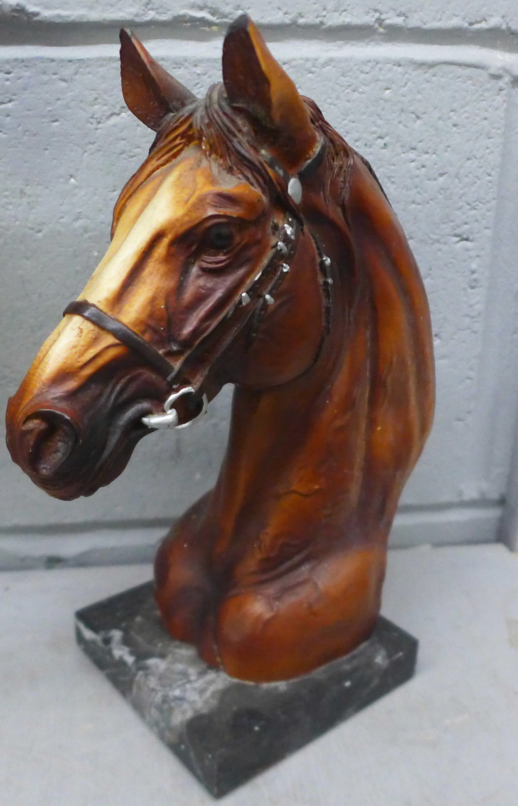 A horse door stop, two resin horse heads, a resin horse head on marble base and a set of - Image 2 of 5