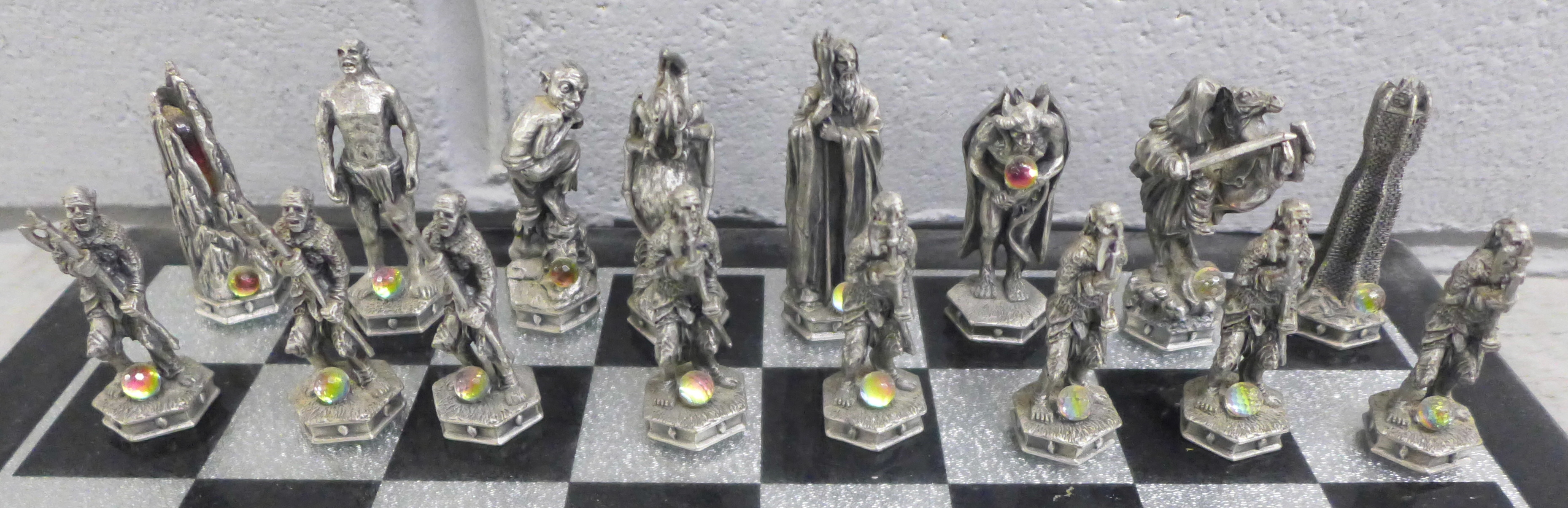 A Lord of The Rings pewter chess et by Tudor Mint, complete with glass board and pieces, in - Image 3 of 15