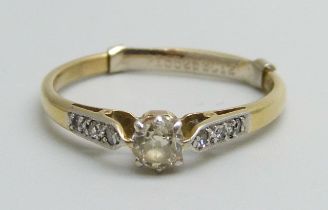 An 18ct gold, platinum set diamond ring, 2.2g, N