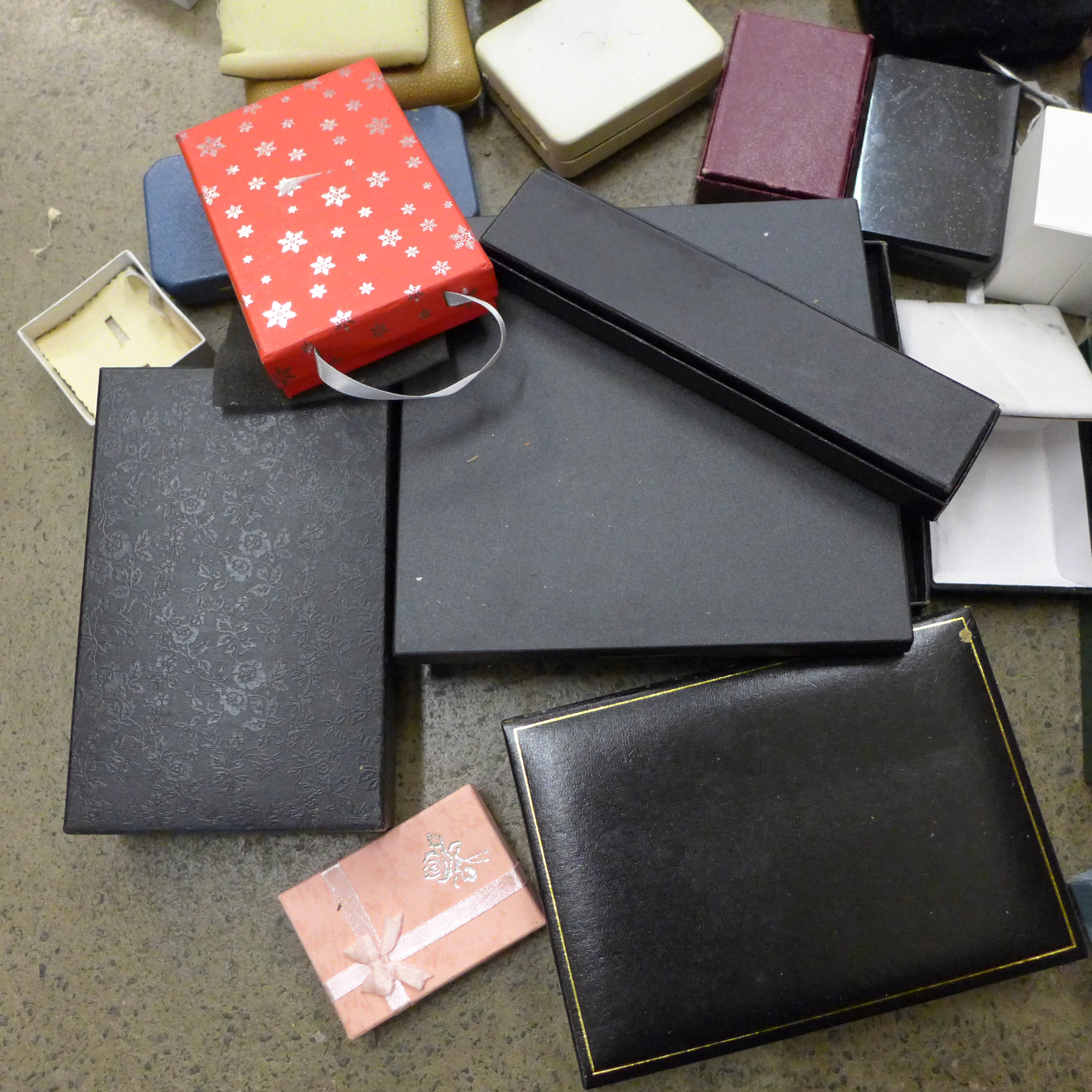 A bag of mixed modern jewellery boxes - Image 3 of 3