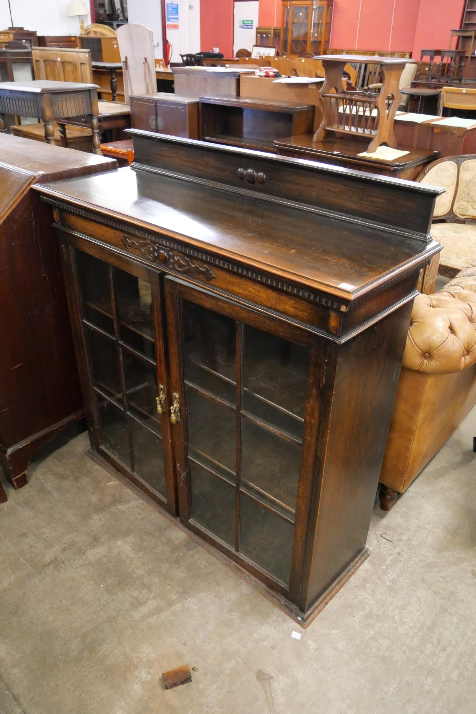 An early 20th Century oak two door bookcase - Image 2 of 2