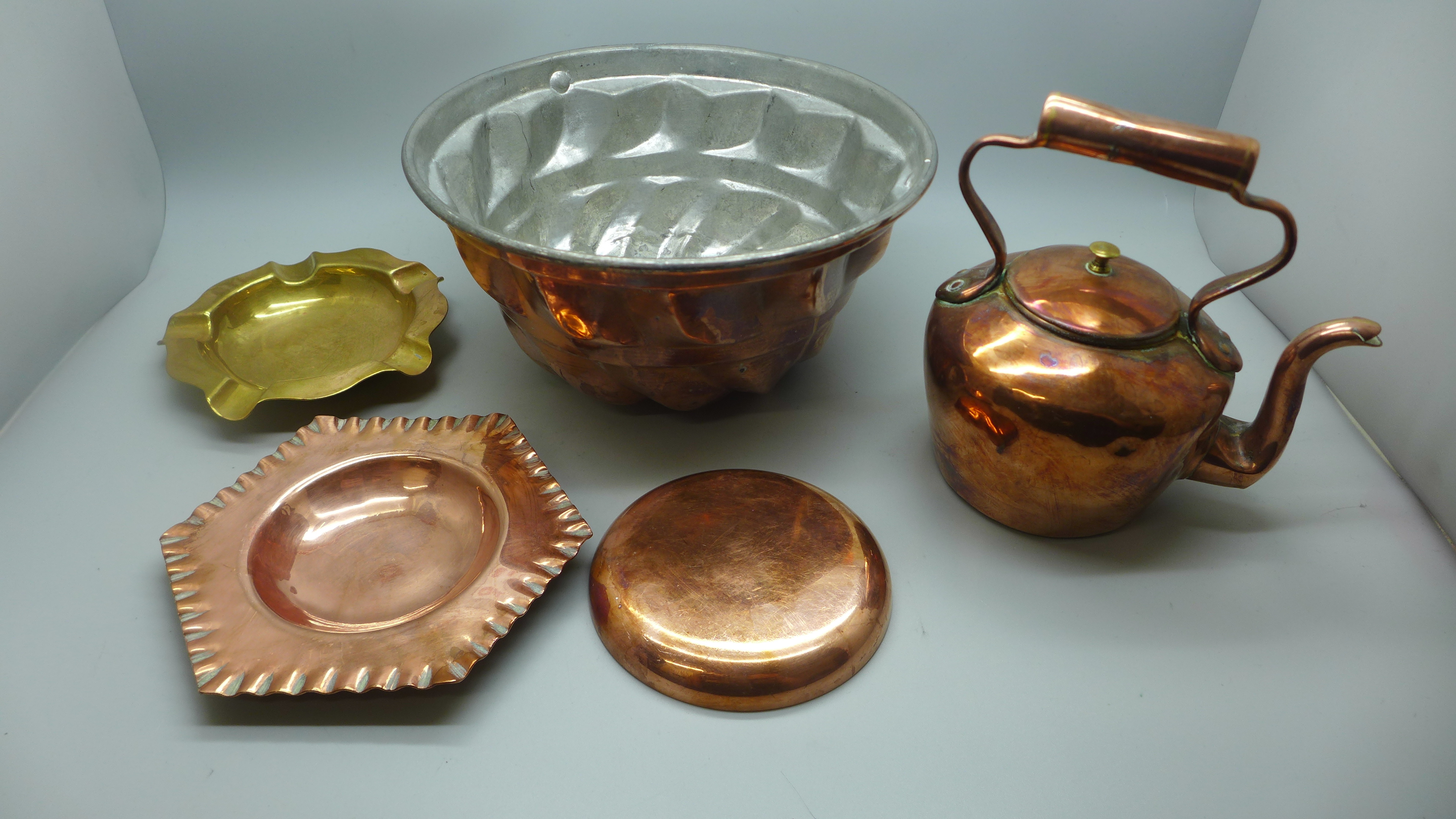 Two boxes of mixed copper; kettles, bellows, jelly mould, etc. - Image 3 of 6