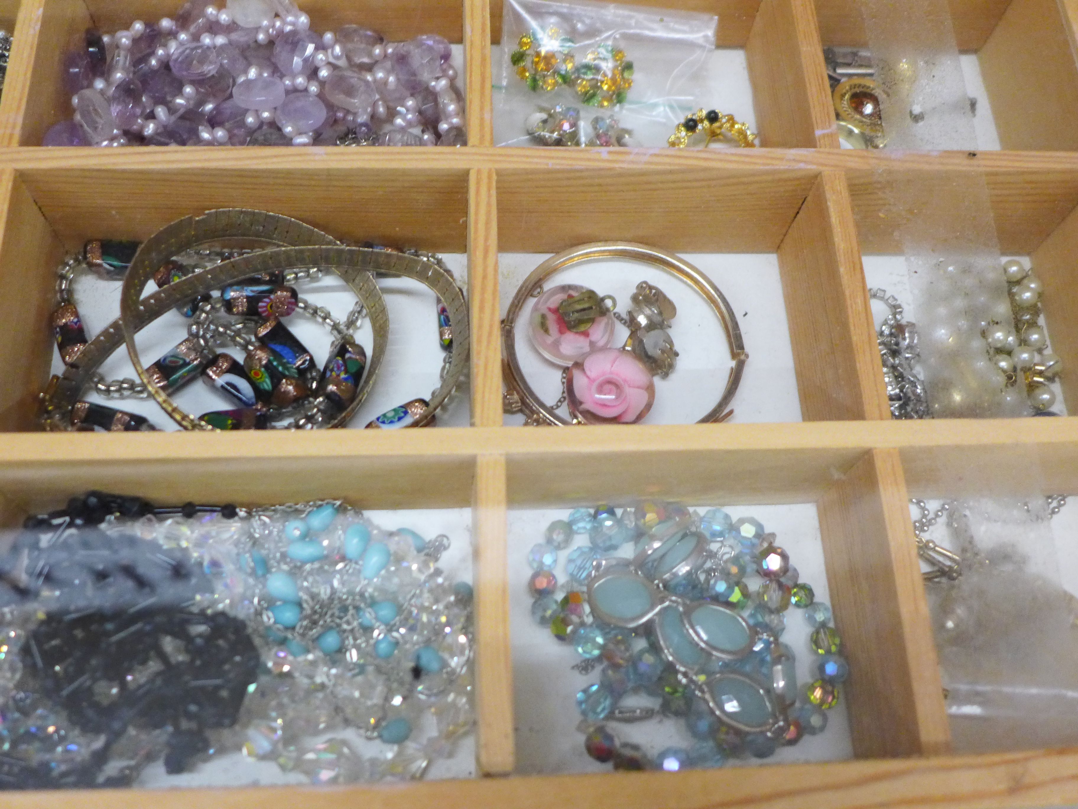 A display case of costume jewellery - Image 4 of 5