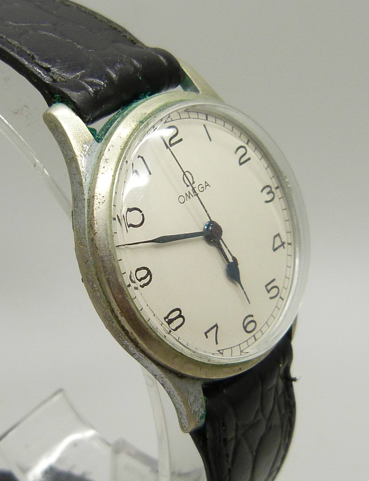 An Omega military Air Ministry wristwatch, 9702428, the case back marked A.M., 6B/159 A1806, 33mm - Bild 3 aus 4