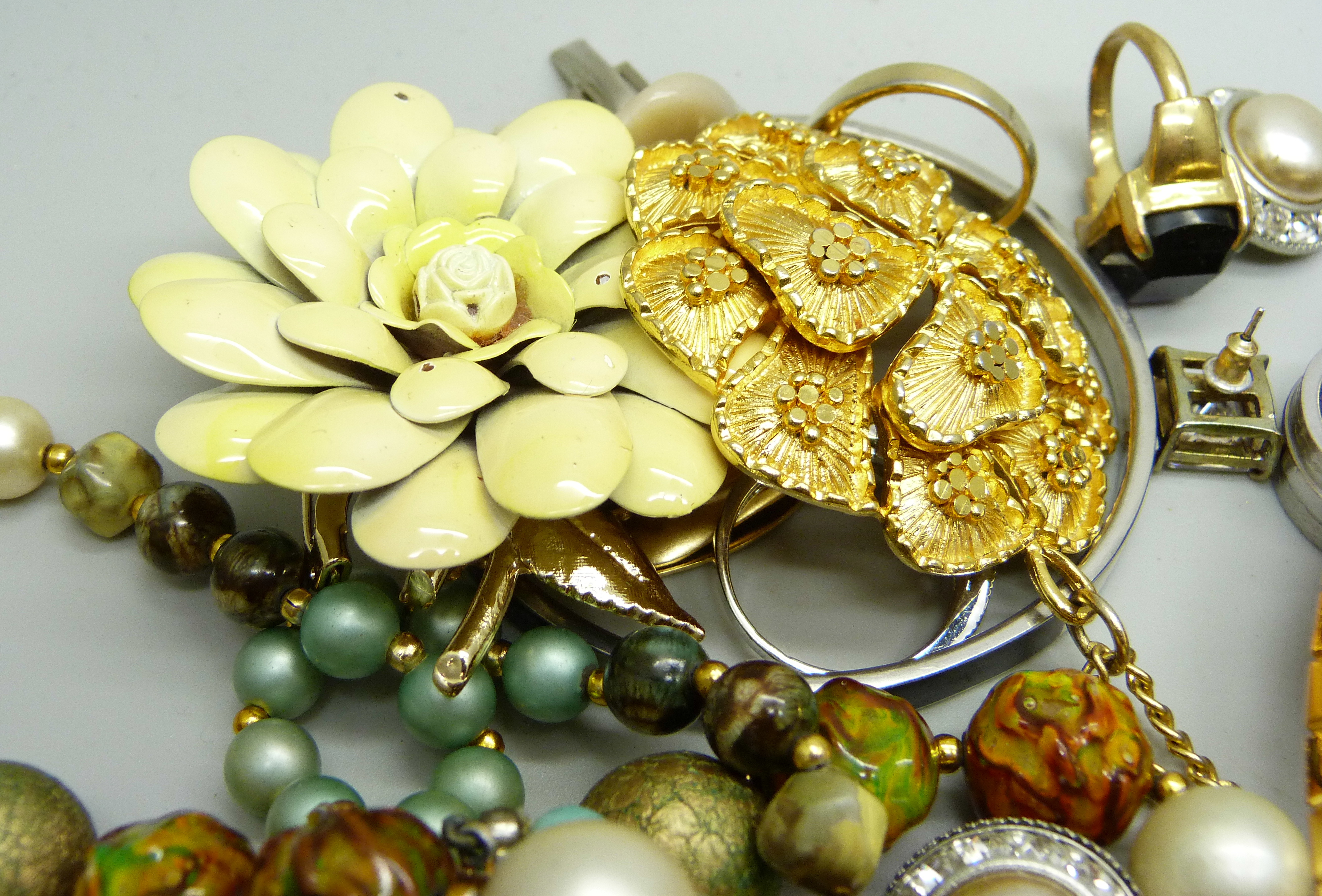 A collection of costume jewellery - Bild 2 aus 5