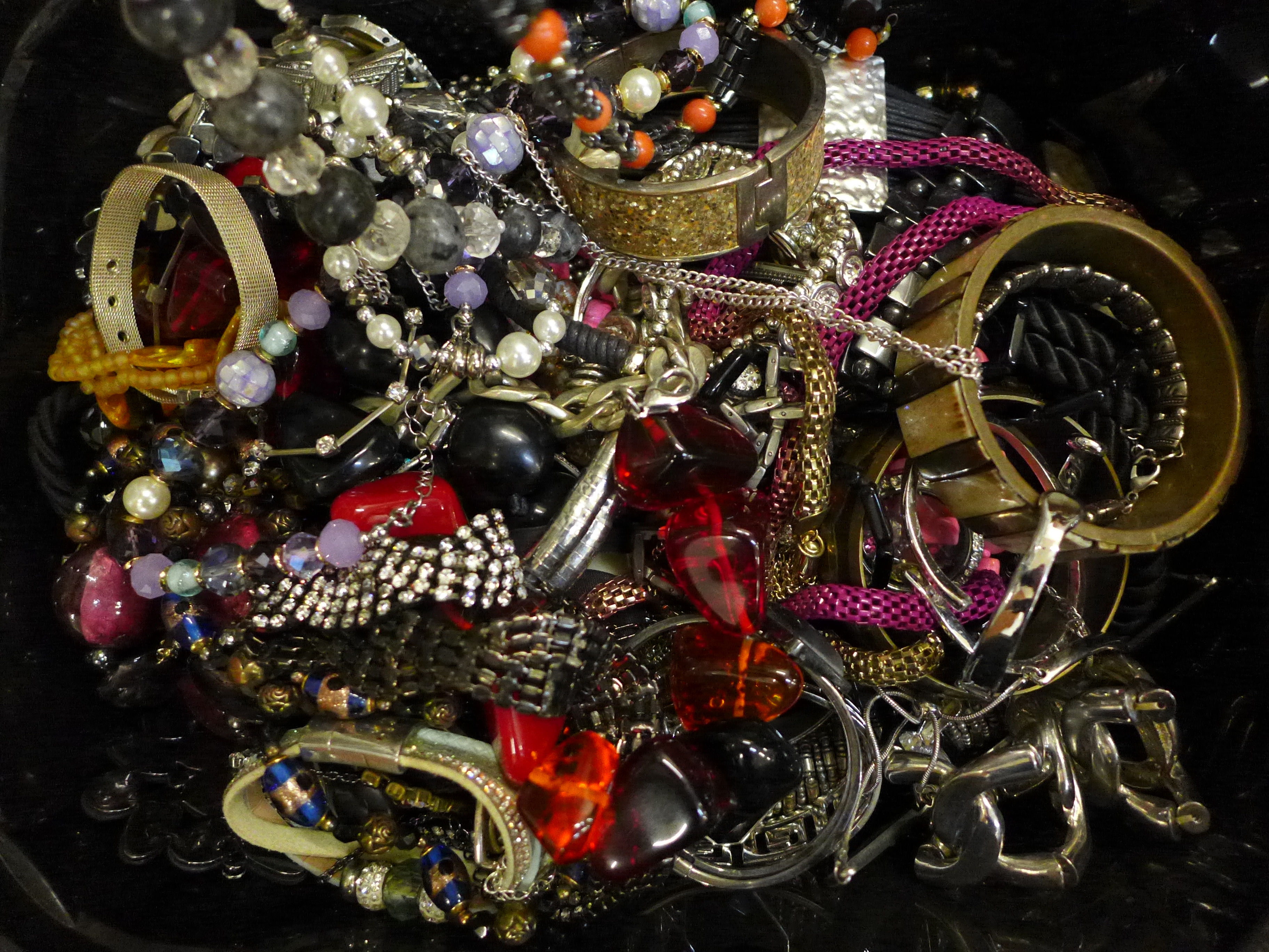 A tray of costume jewellery - Image 2 of 2