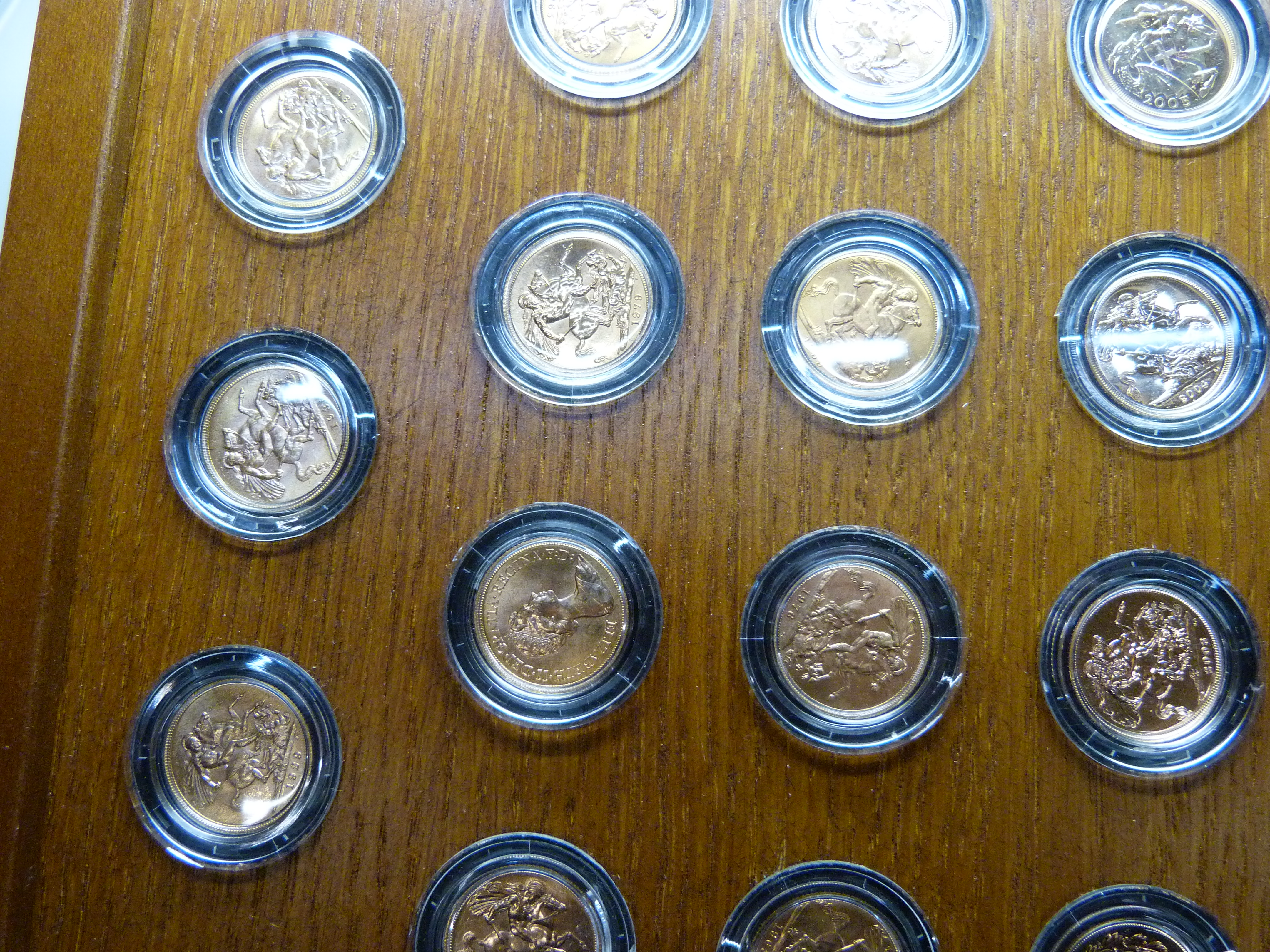 A set of thirty-one full sovereign gold coins, Elizabeth II Eightieth Birthday Sovereign - Image 3 of 11