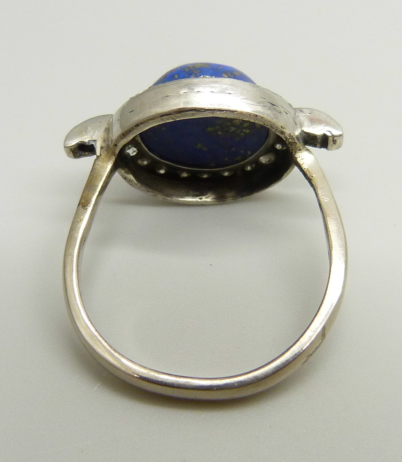 An 18ct white gold Art Deco style lapis lazuli and diamond ring, 7.1g, U - Image 3 of 3