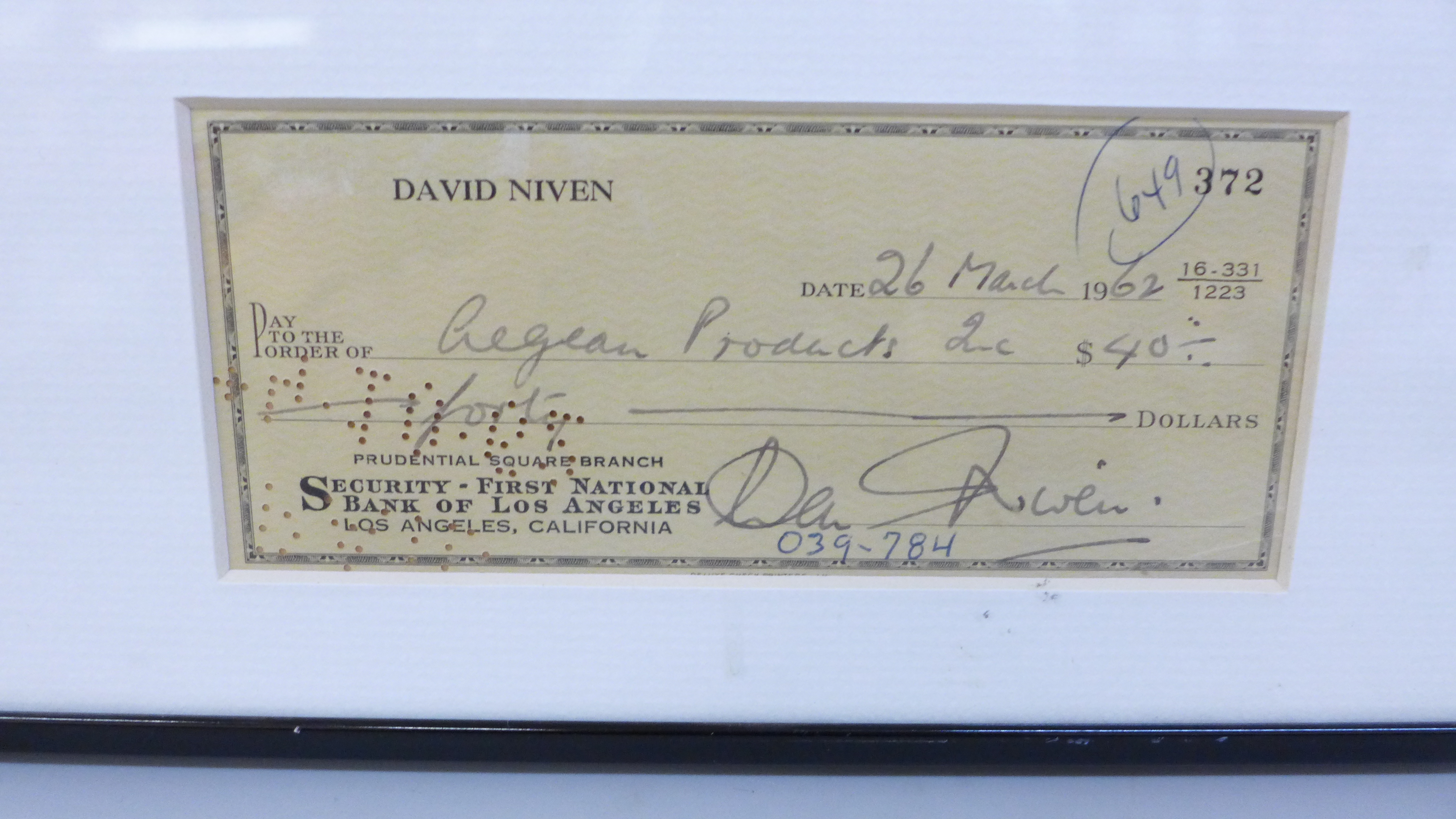 A David Niven signed cheque and photograph display with Rutland Autographs AFTAL registered C.O.A. - Bild 3 aus 4