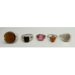 Four silver rings and a white metal ring with pink stone, a/f, 28g