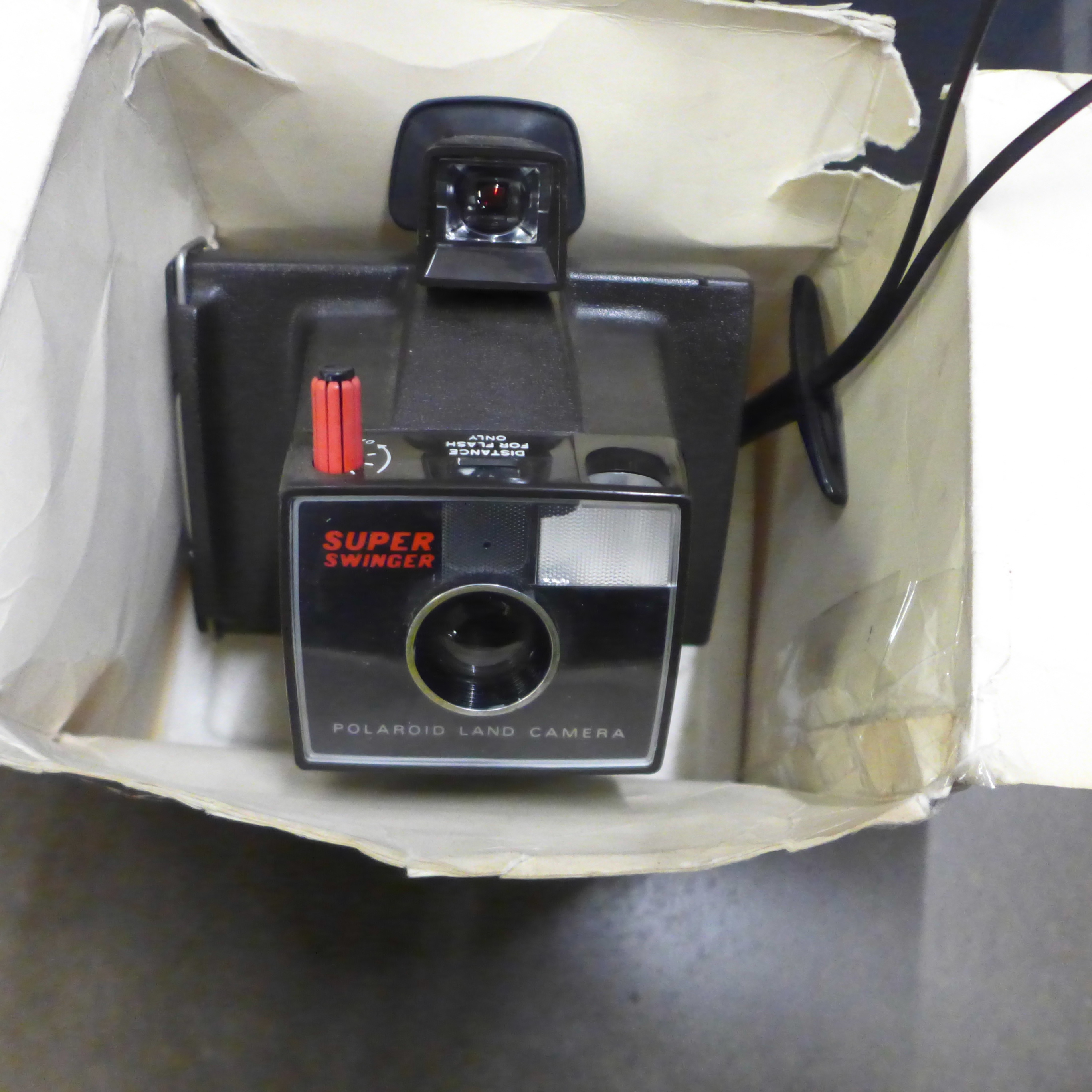 A box of cameras including basic 35mm cameras, a Canon Powershot G2 digital camera, Polaroid - Image 2 of 4