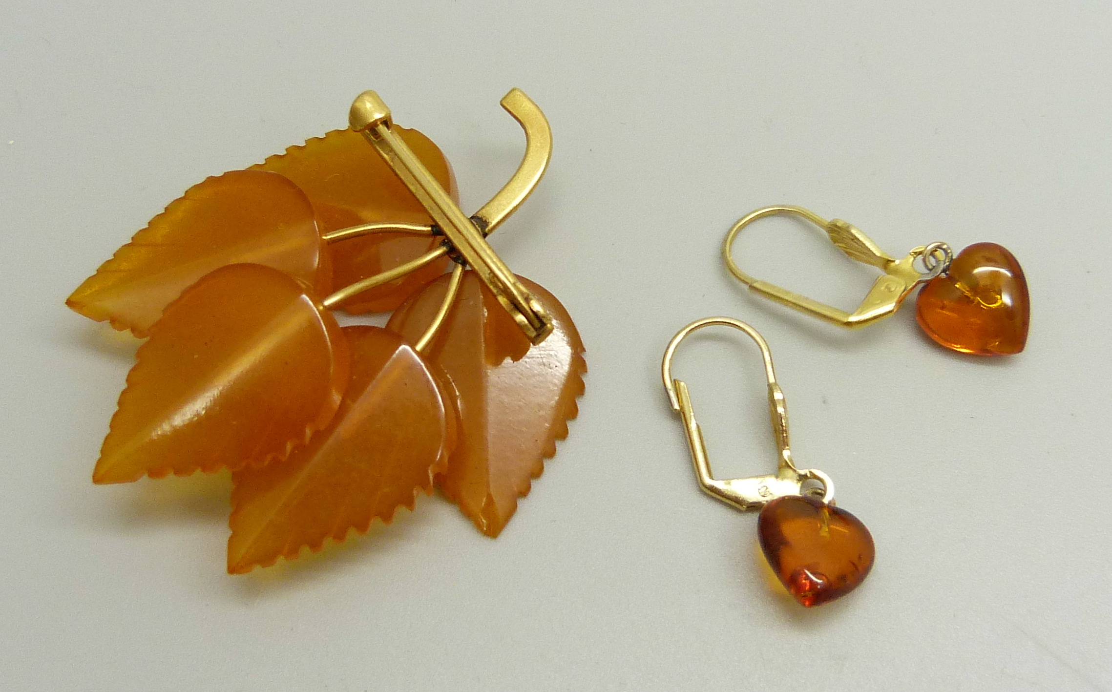 An amber coloured brooch in the form of a leaf and a pair of Baltic amber earrings - Image 2 of 2