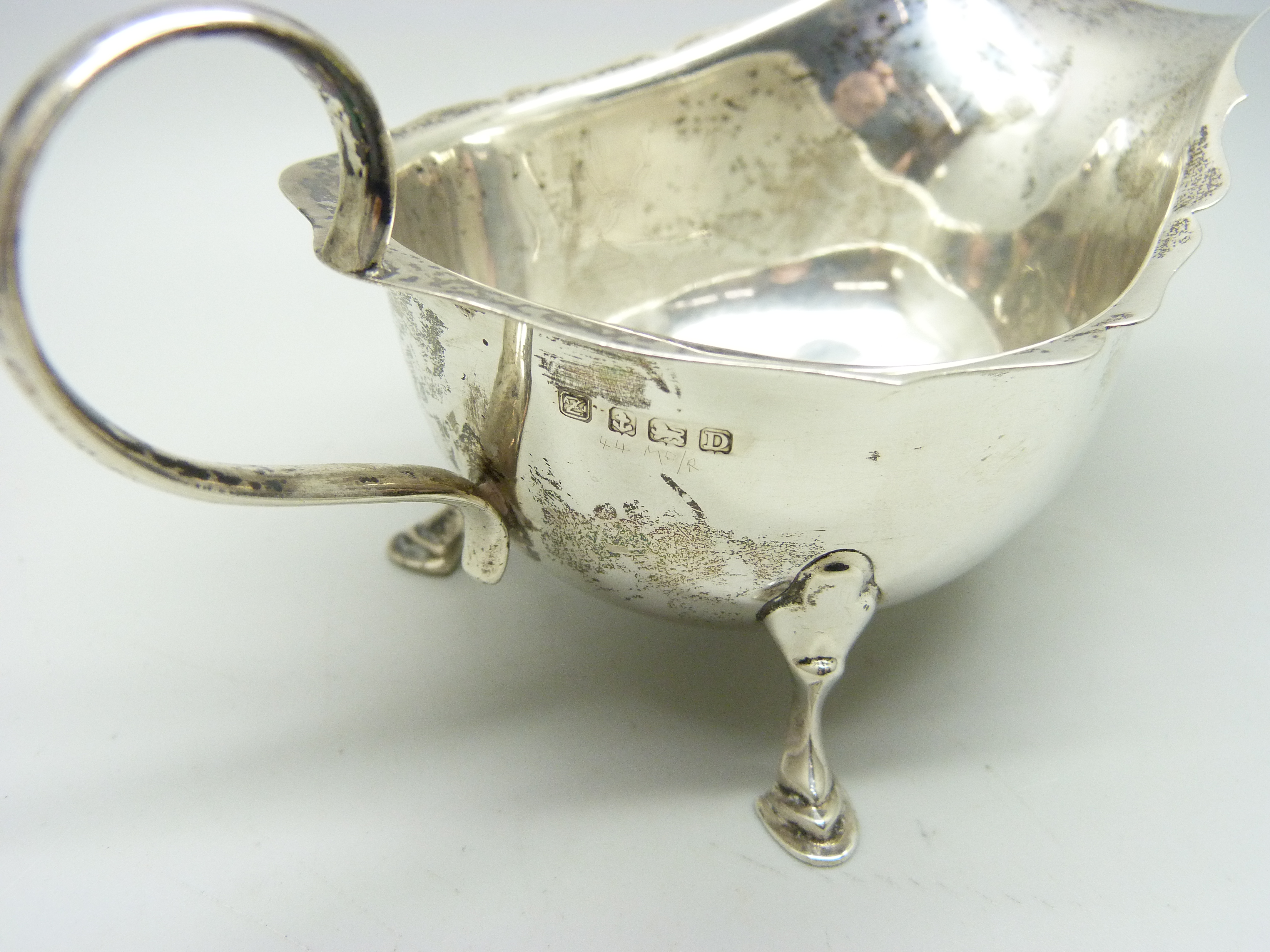 A silver sauce boat, Birmingham 1928, 100g - Image 4 of 5