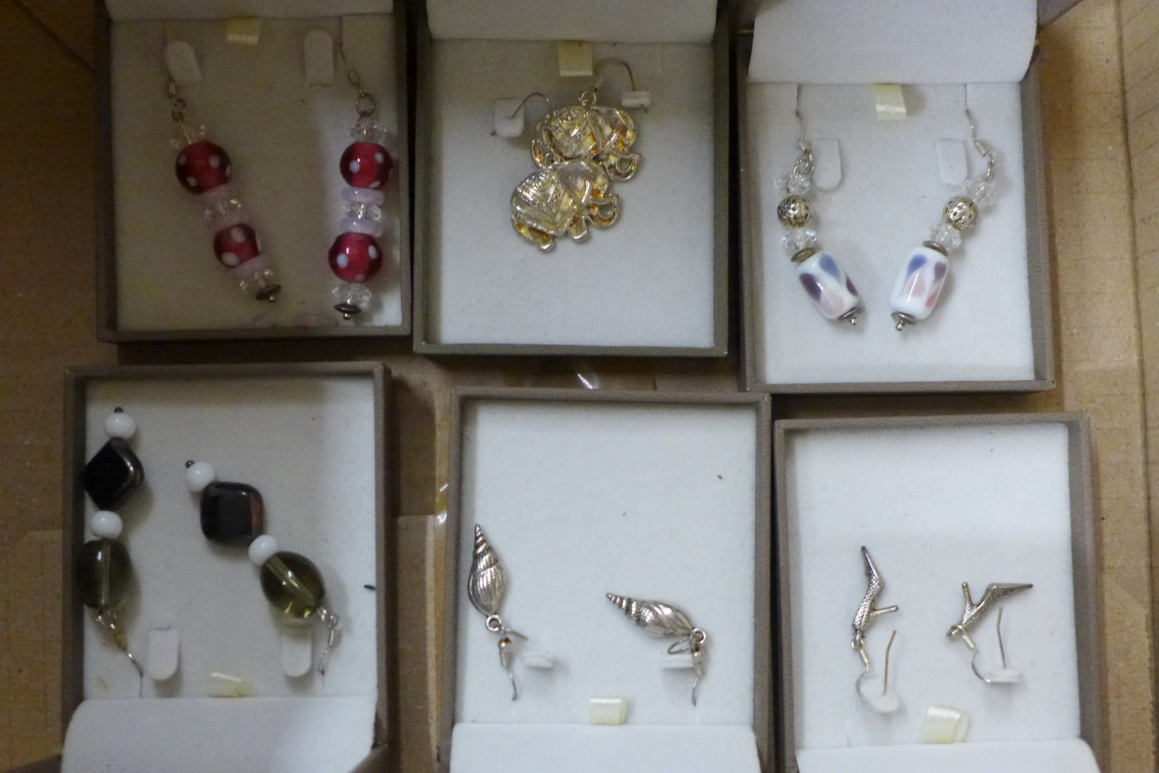 A box of mixed costume jewellery, earrings, fashion rings, bead necklaces, etc., and a set of Thomas - Bild 6 aus 6