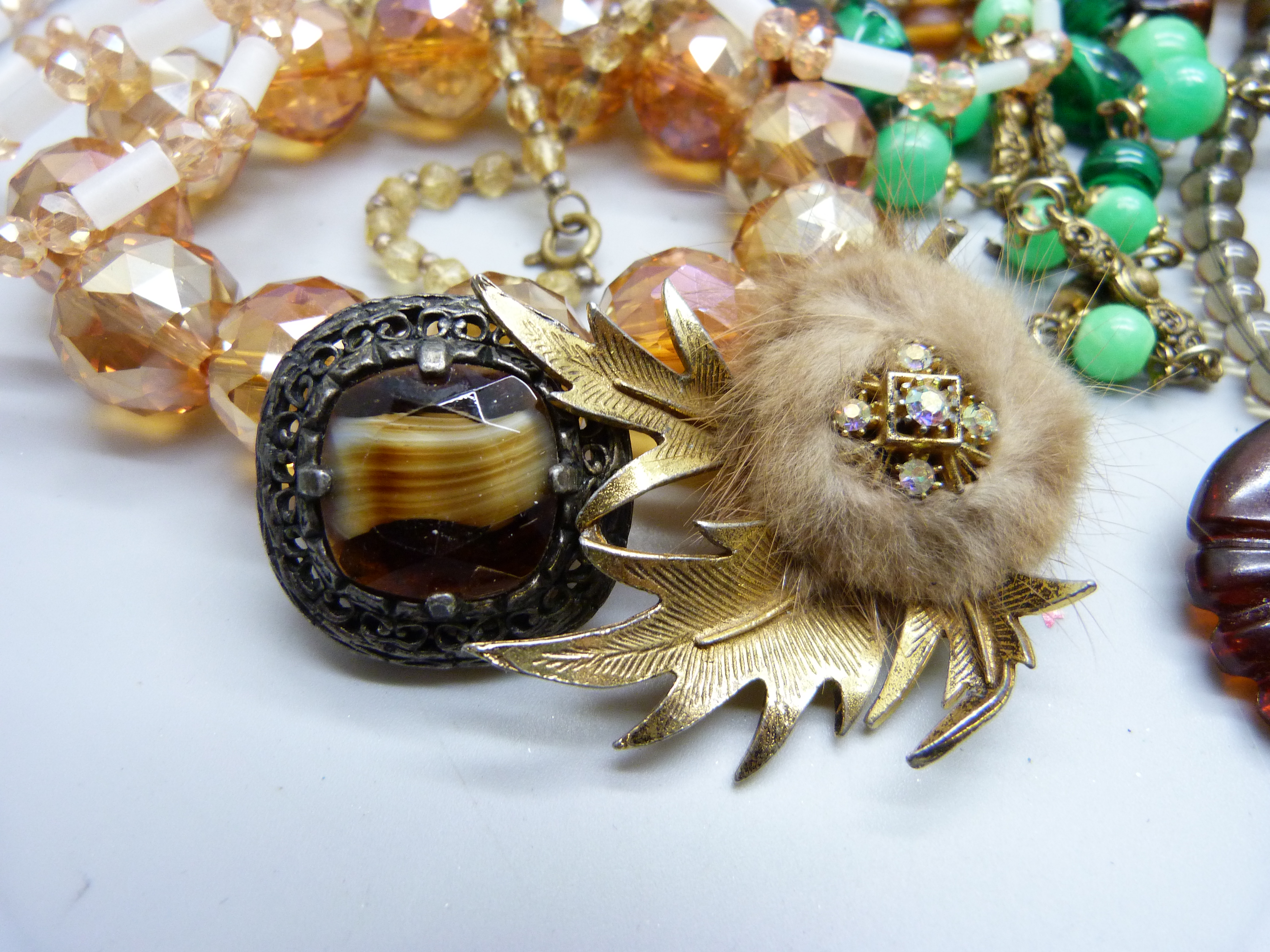 A collection of costume jewellery - Bild 4 aus 5