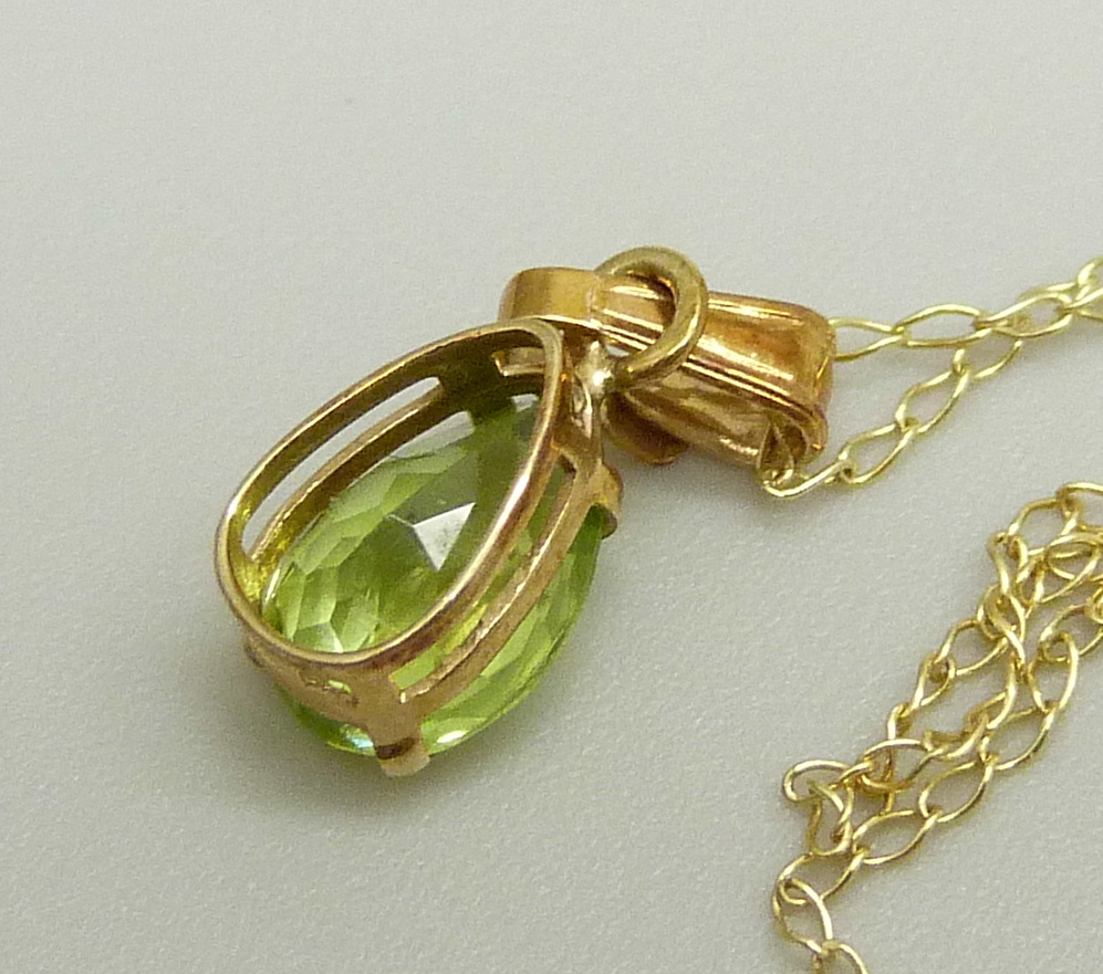 A 10k gold and peridot pendant on a fine 10k gold chain, 0.8g, chain approximately 46cm, pendant 1. - Image 3 of 3