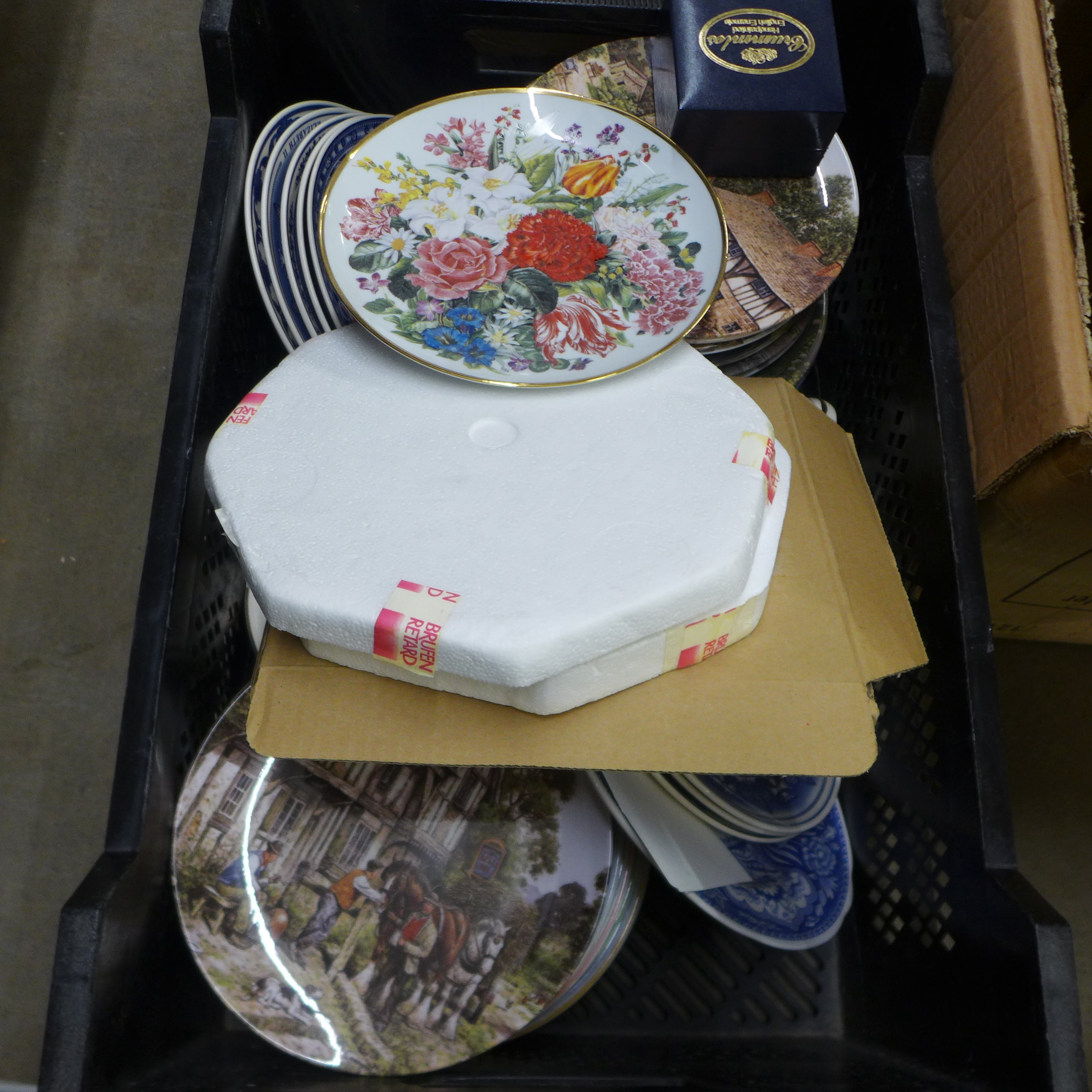 Five boxed of mixed collectors plates, some with boxes **PLEASE NOTE THIS LOT IS NOT ELIGIBLE FOR - Image 3 of 5