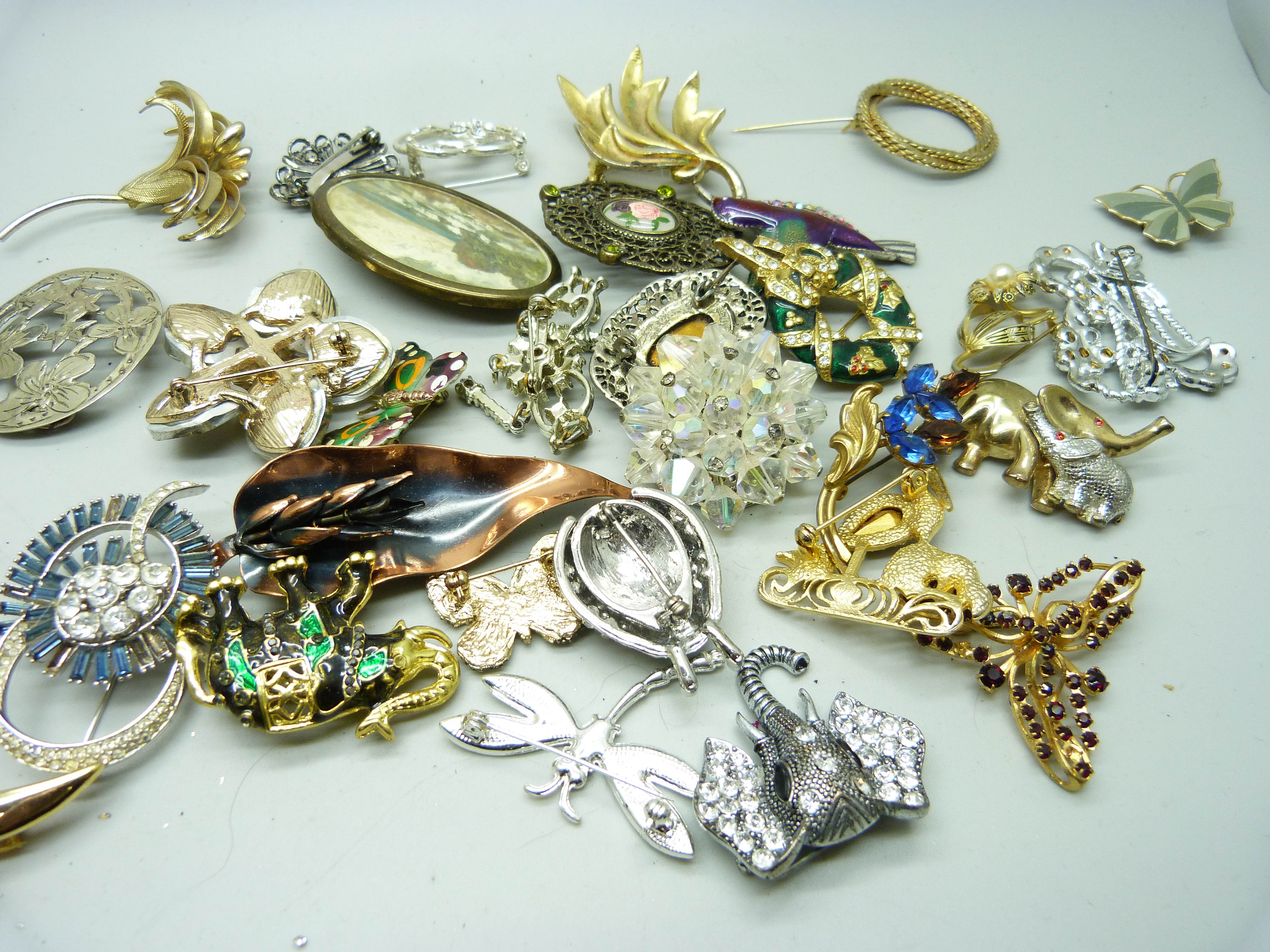 Thirty brooches, eleven pairs of cufflinks and two tie clips - Image 2 of 3