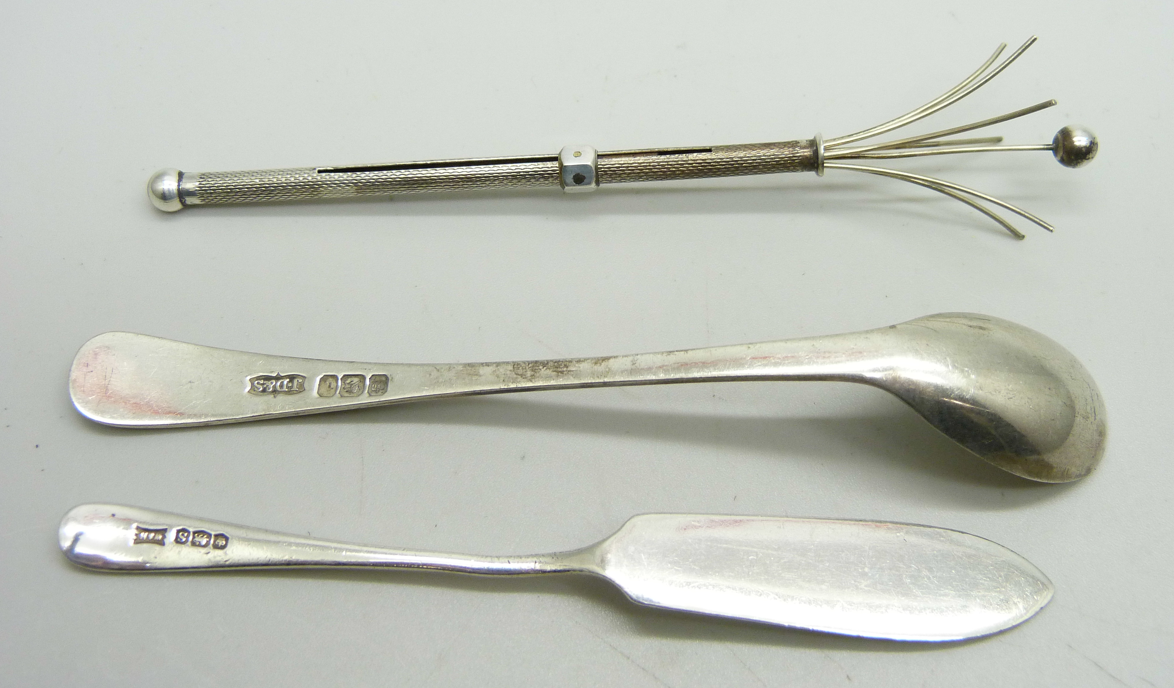 A silver swizzle stick, a silver spoon and a silver butter knife, 26g - Bild 2 aus 3