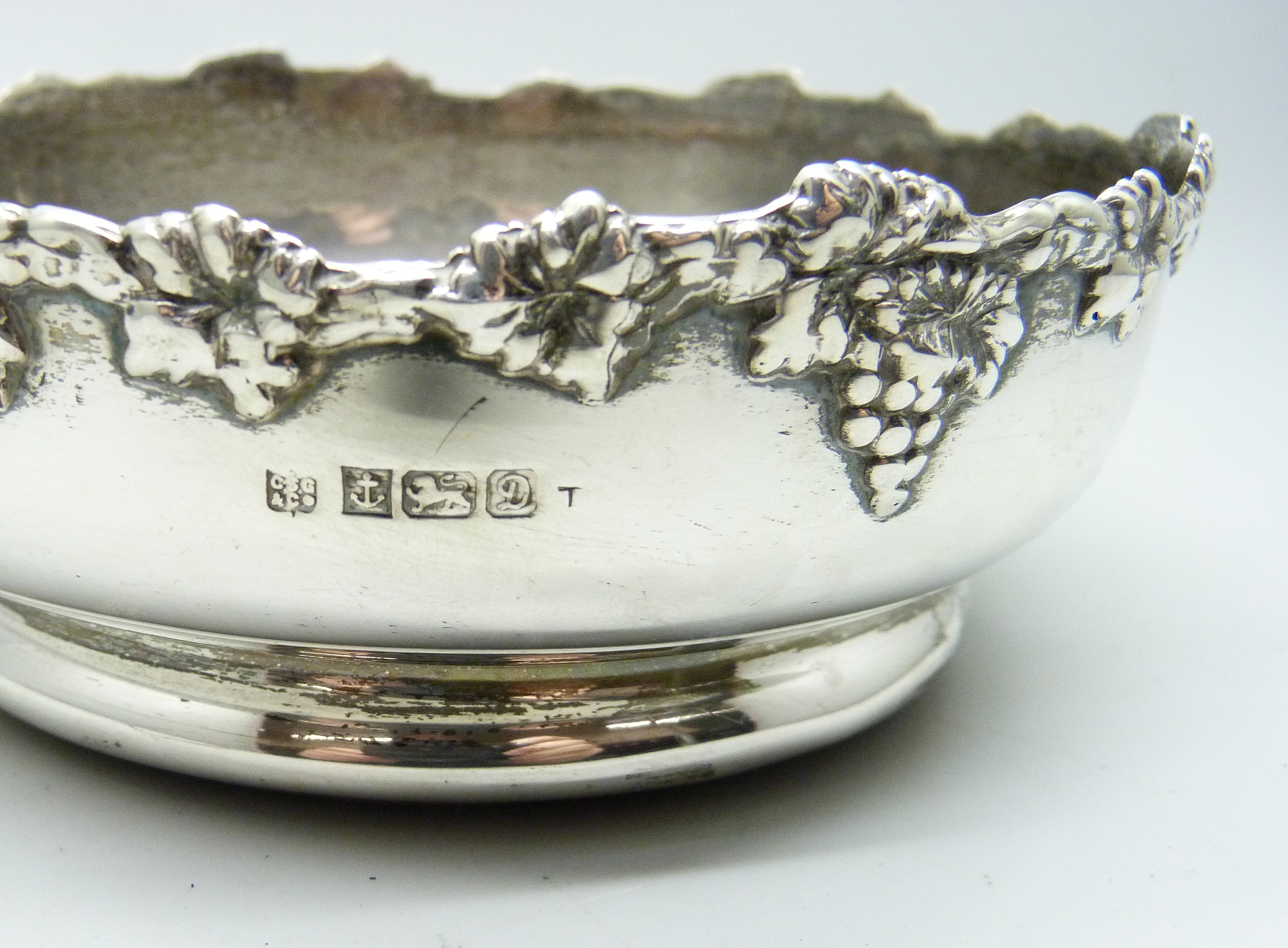 A silver wine coaster with grape and vine decoration, Birmingham 1978 - Image 3 of 4