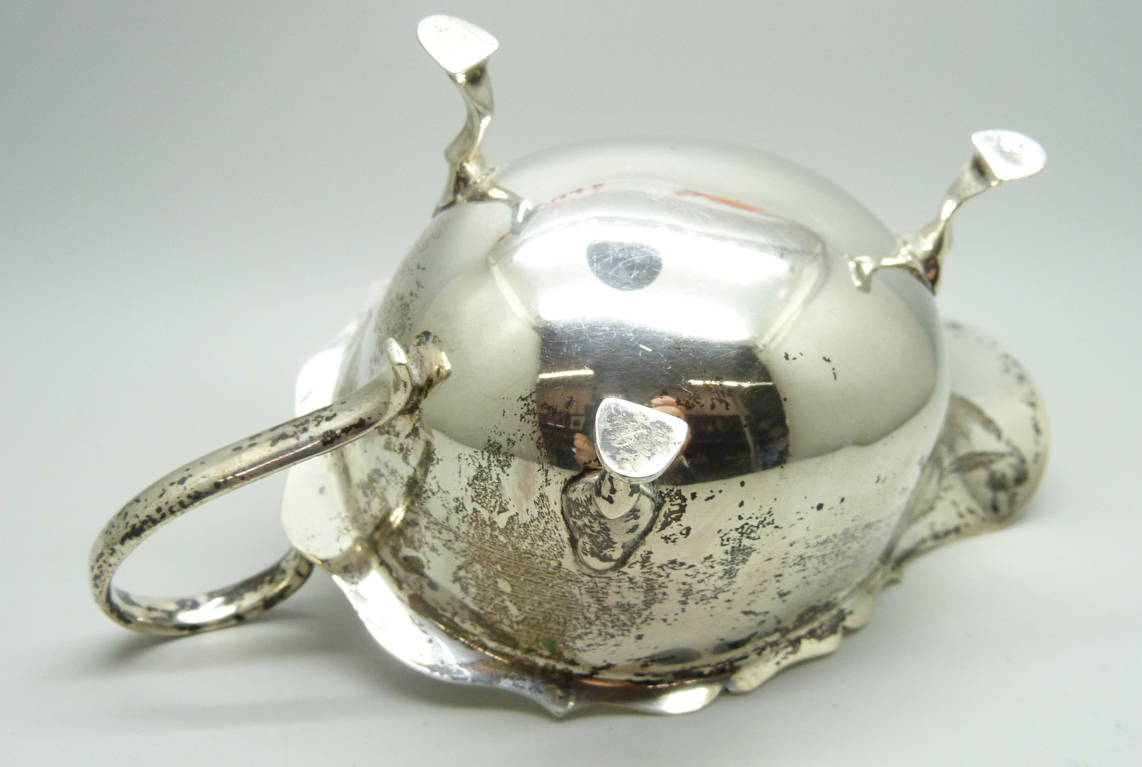A silver sauce boat, Birmingham 1928, 100g - Image 5 of 5