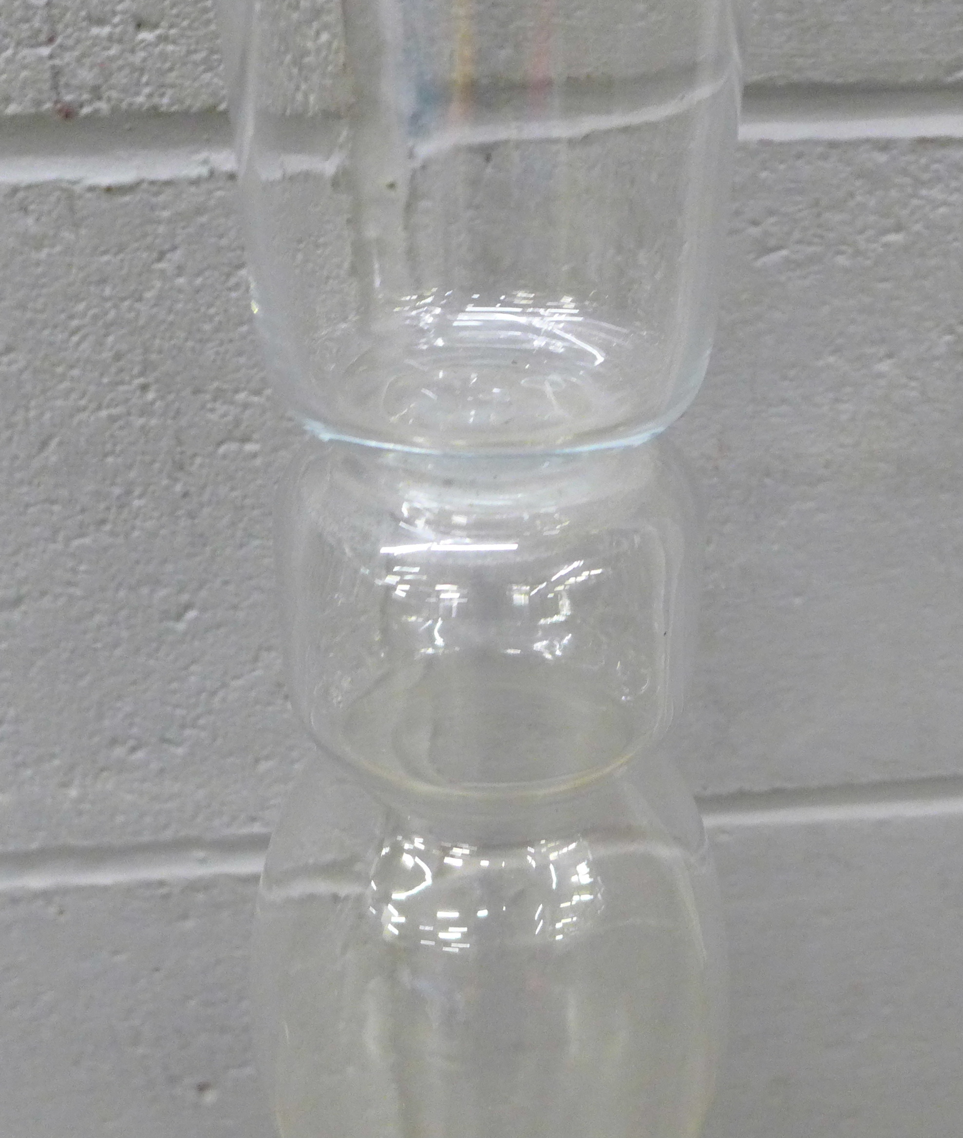A tall glass vase, 80cm **PLEASE NOTE THIS LOT IS NOT ELIGIBLE FOR IN-HOUSE POSTING AND PACKING** - Image 2 of 3