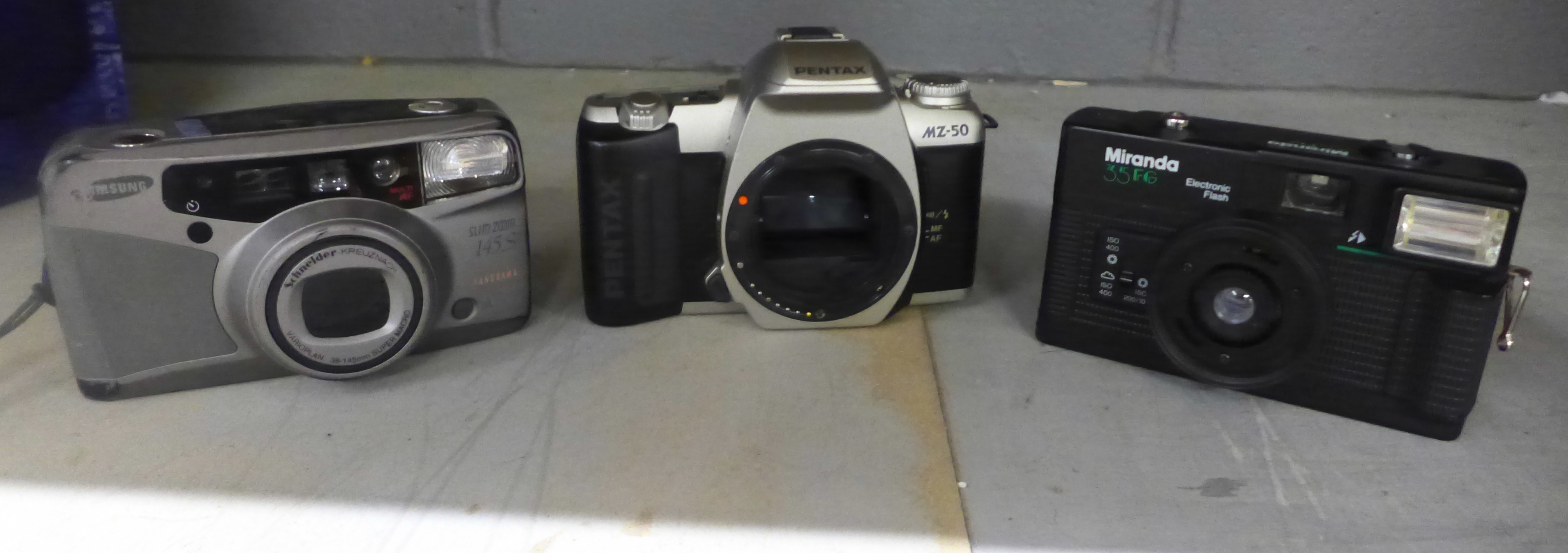 A box of cameras including basic 35mm cameras, a Canon Powershot G2 digital camera, Polaroid - Image 4 of 4