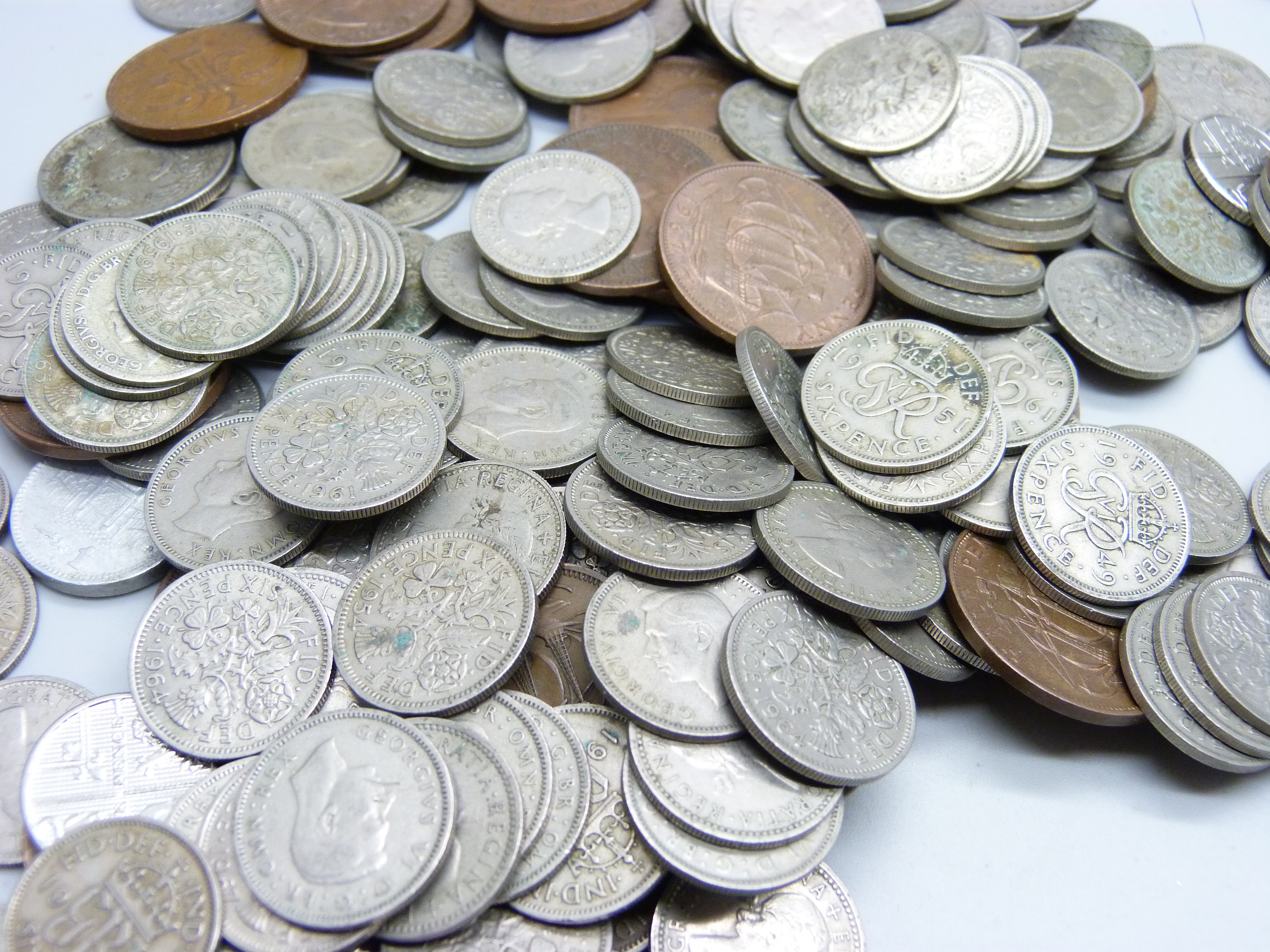 A one florin coin, 1923 shilling, 1916, 1937 and 1943 sixpence coins and a 1920 threepence, together - Bild 3 aus 4