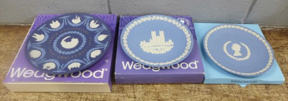 Seven Wedgwood collectors plates, two Royal Worcester egg coddlers and pin badges **PLEASE NOTE THIS