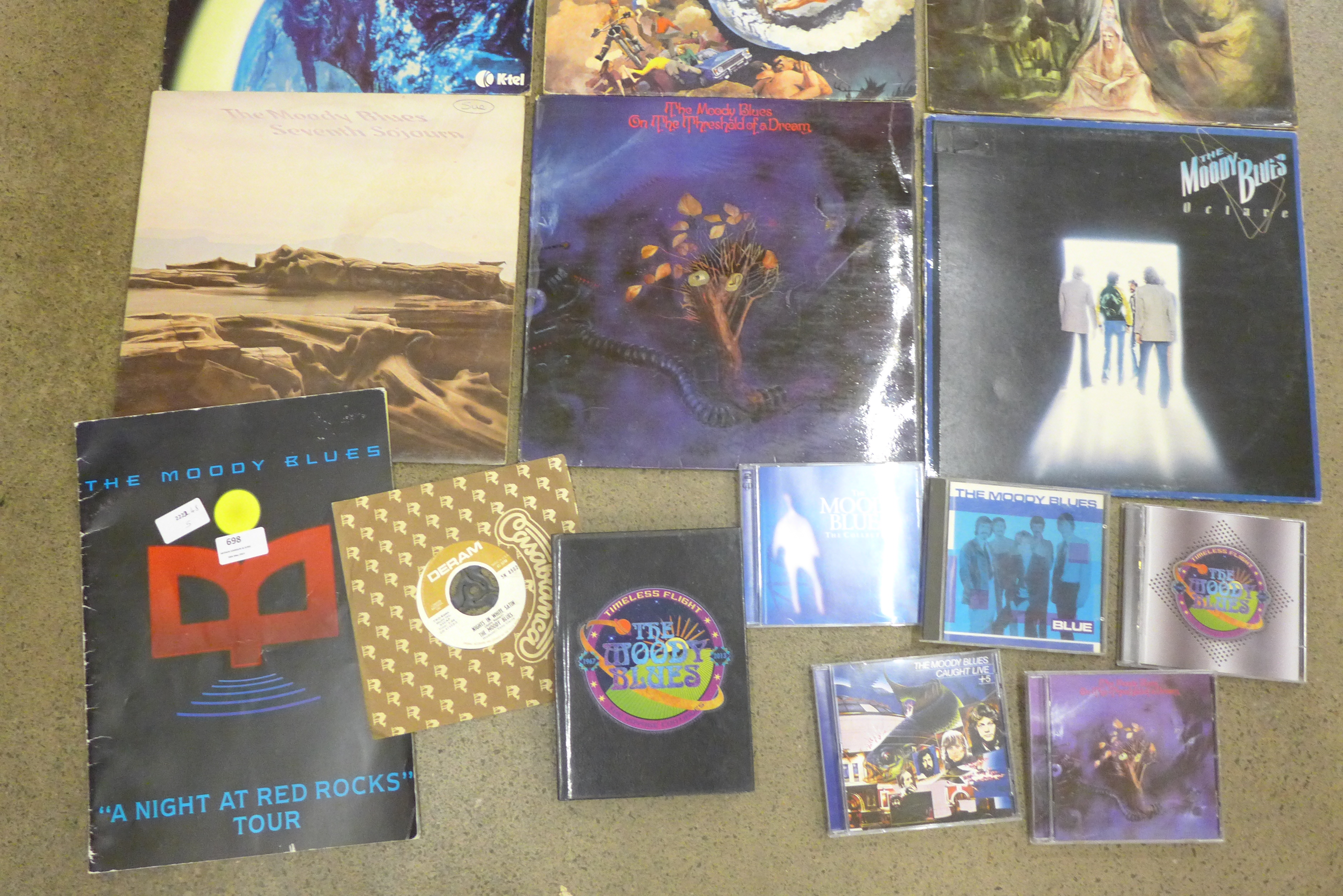 A collection of eleven Moody Blues LP records, a 12" single, 7" single, CDs, DVD and tour programme - Bild 2 aus 3