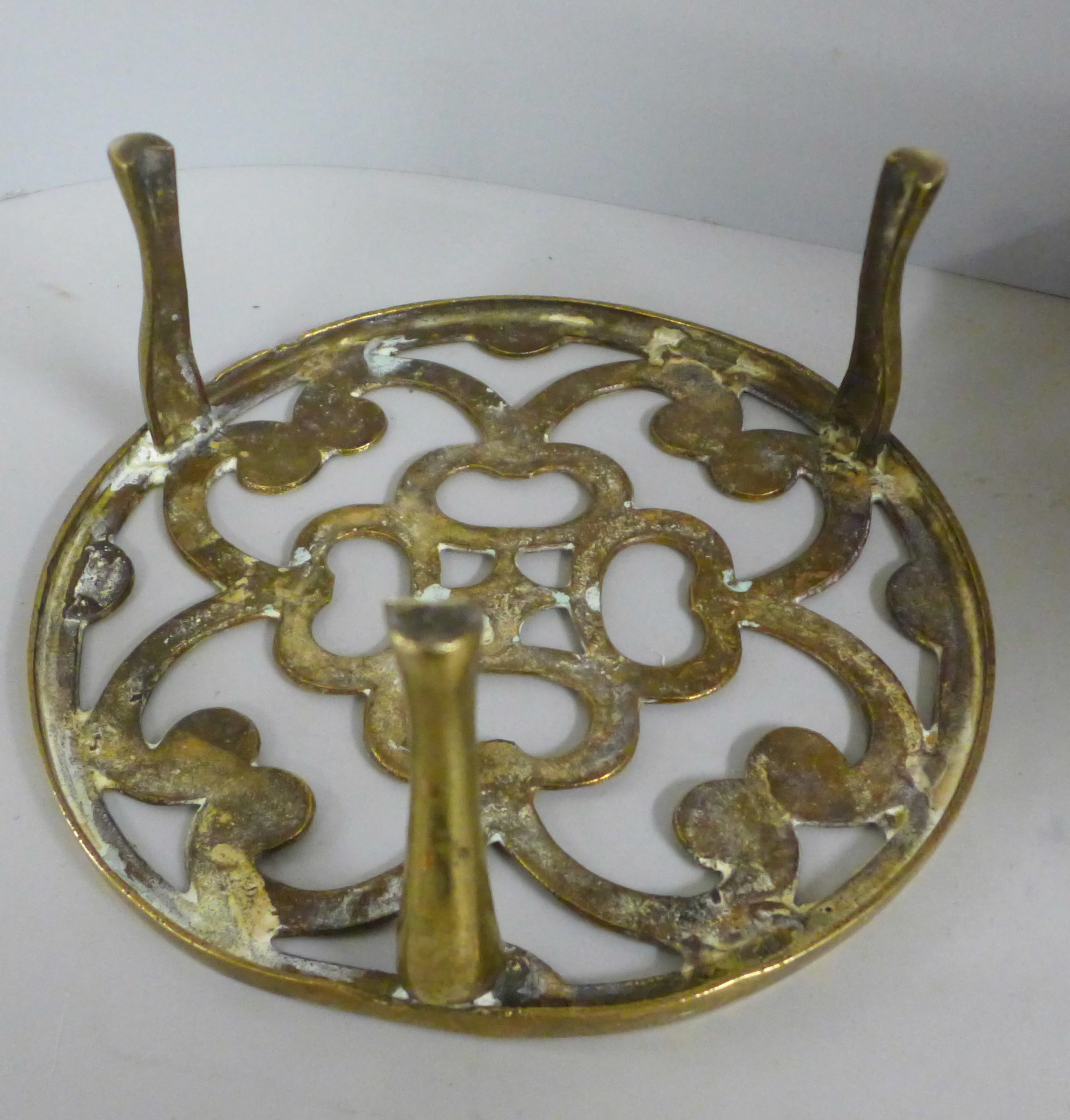 A Victorian copper kettle and a brass trivet - Image 4 of 7