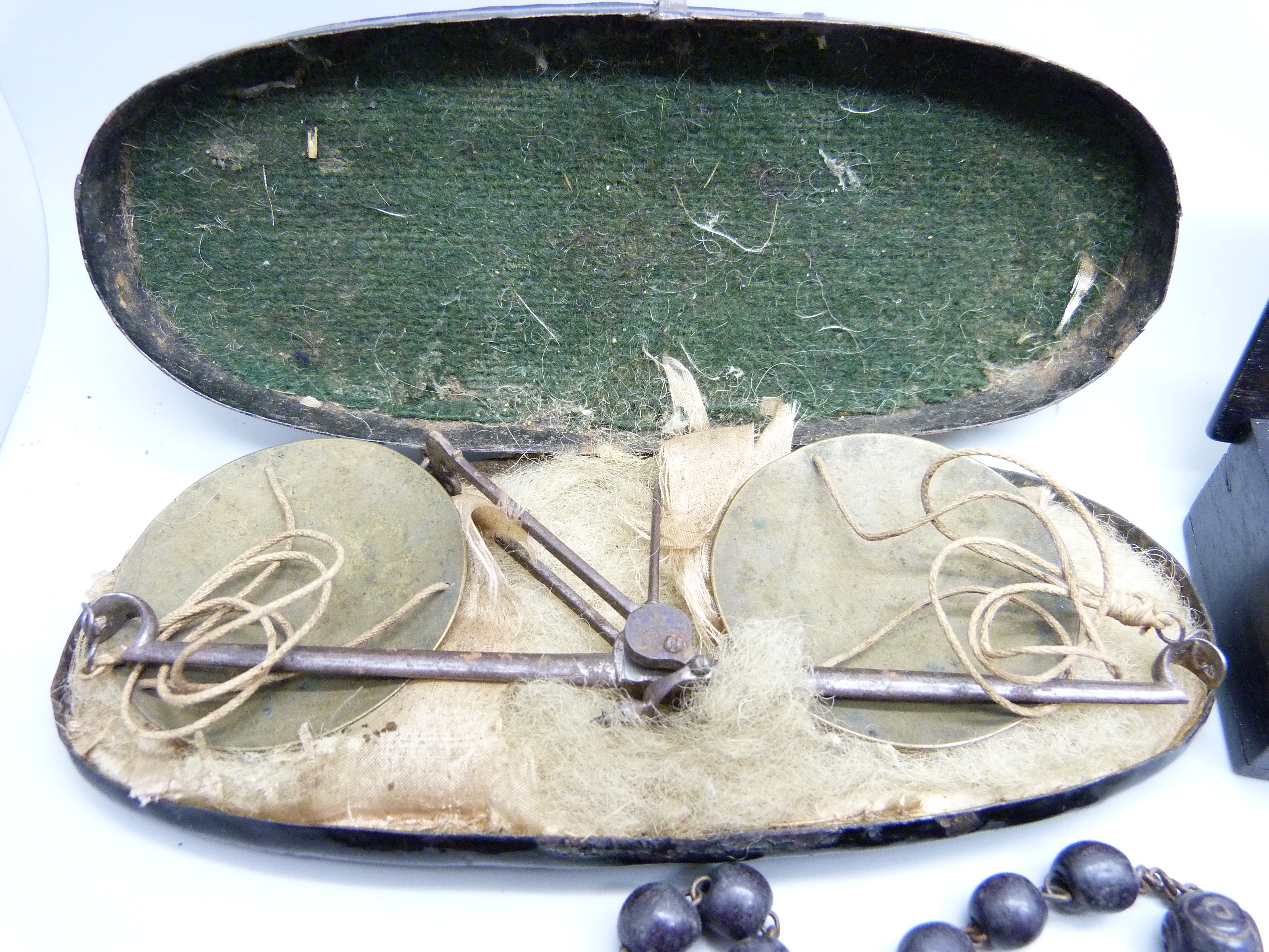 A wooden box, a collection of rosary beads including one with .800 silver cross and other items - Bild 4 aus 4