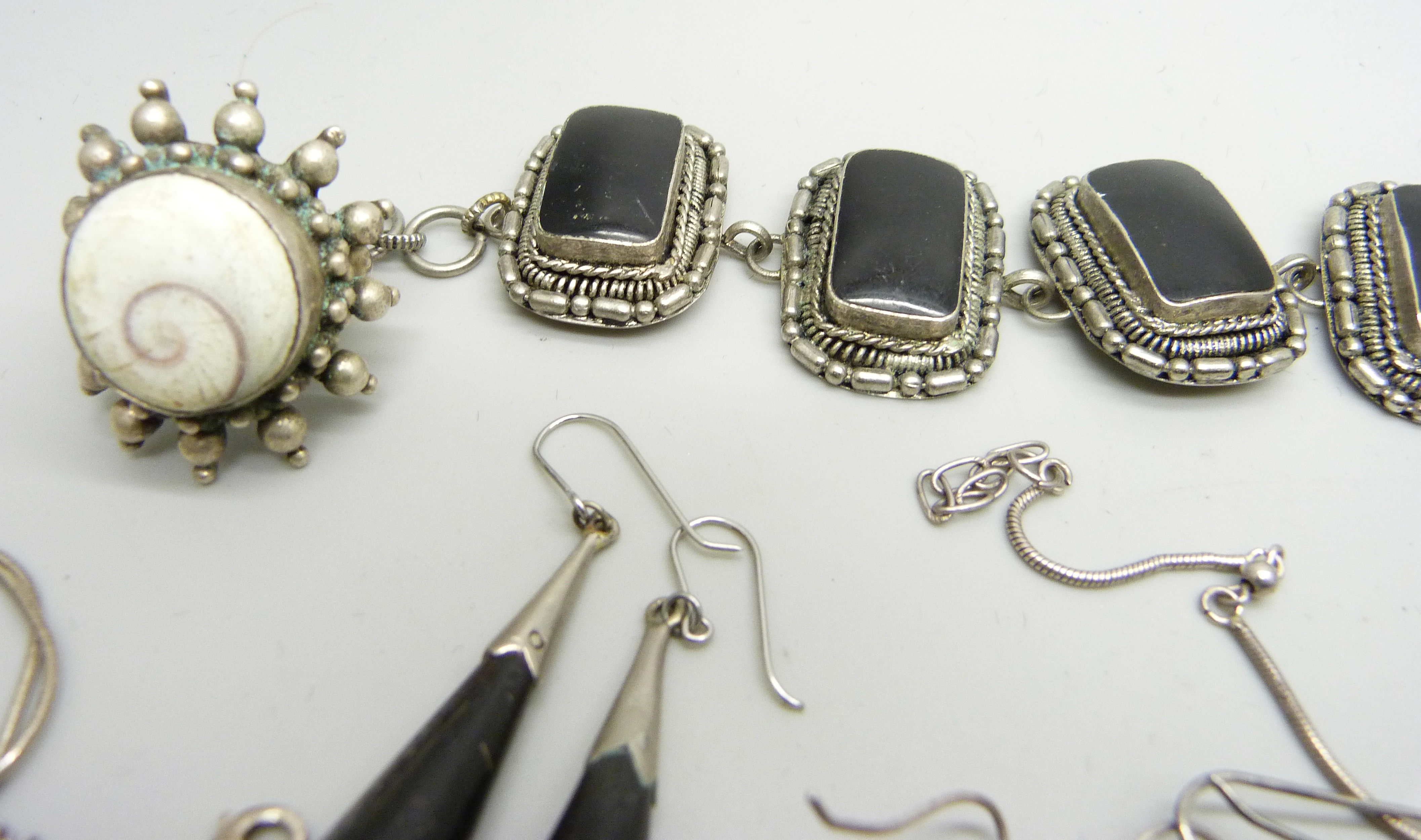 A collection of silver jewellery including a necklace with pearl drops, two shell pendants on - Image 2 of 4