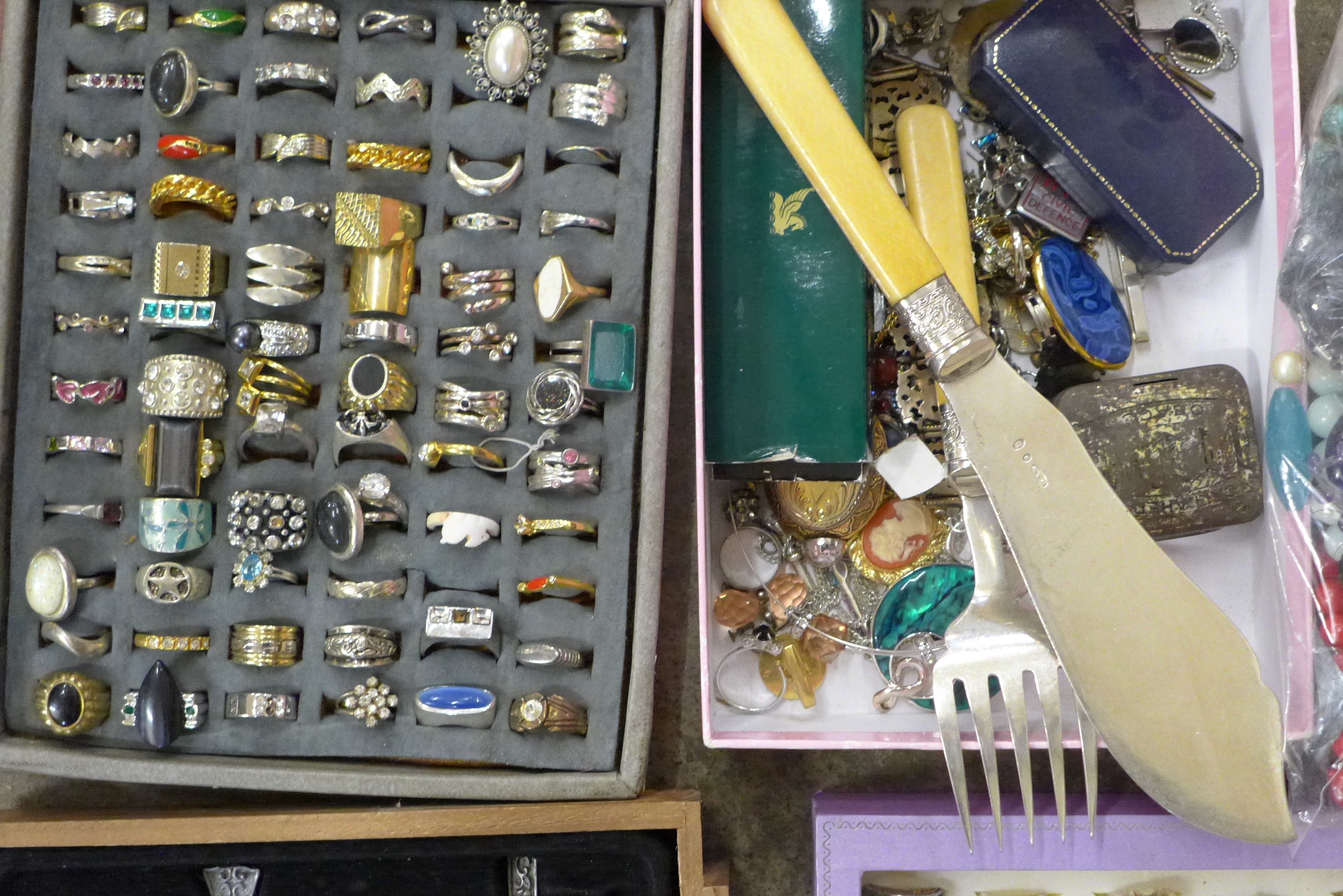 A box of mixed costume jewellery, earrings, fashion rings, bead necklaces, etc., and a set of Thomas - Bild 2 aus 6