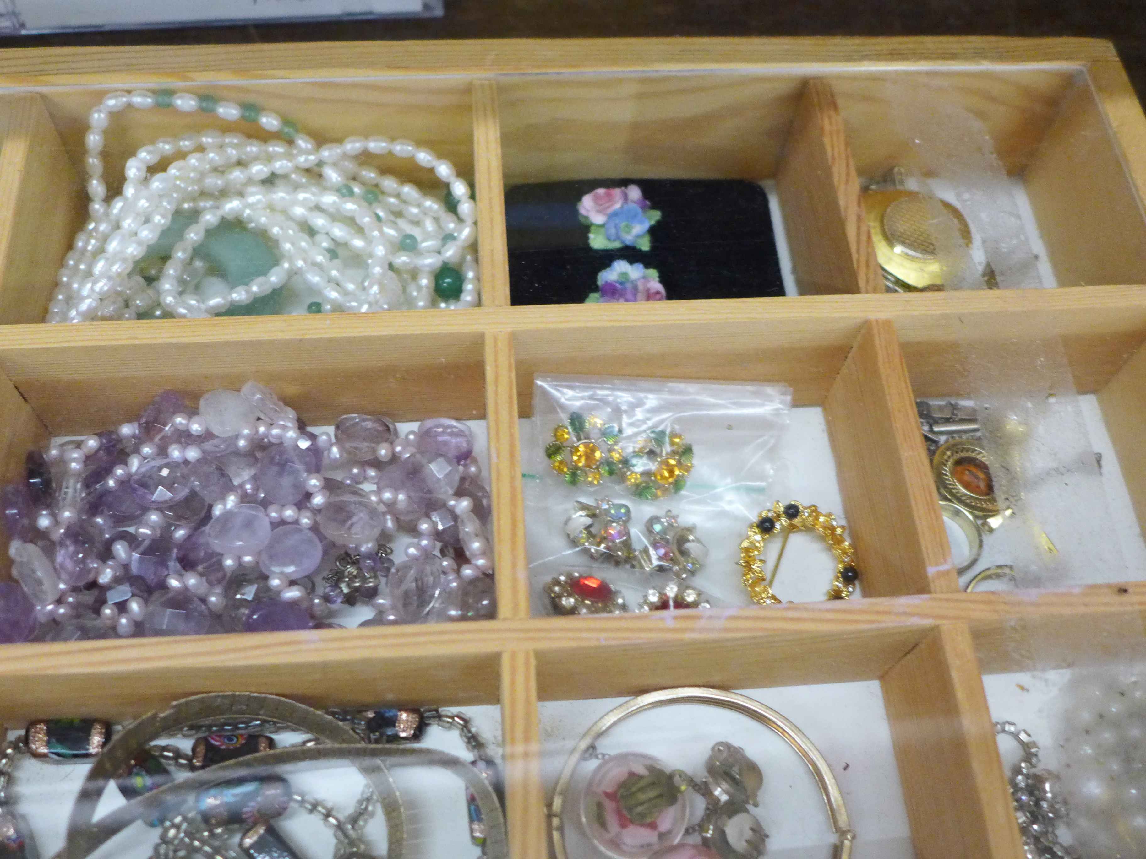 A display case of costume jewellery - Image 3 of 5