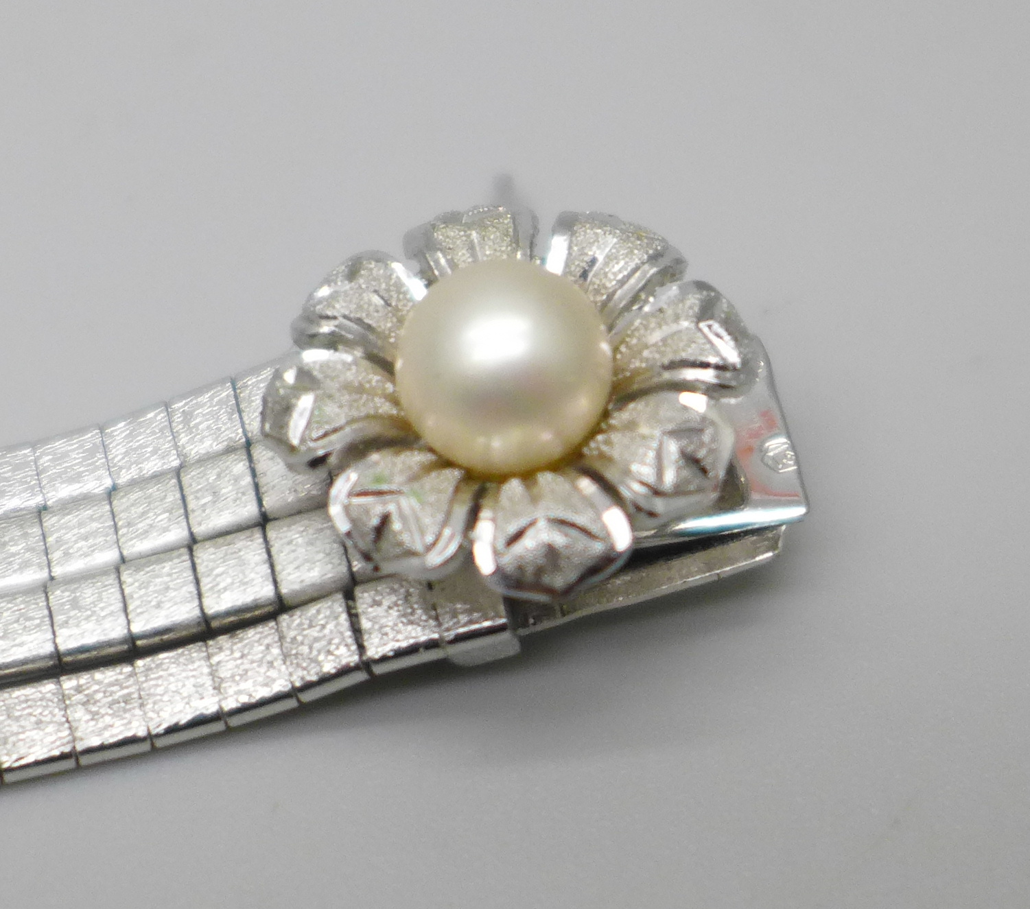 An articulated four row white metal bracelet with faux pearl centre flower fastener and safety - Image 4 of 4