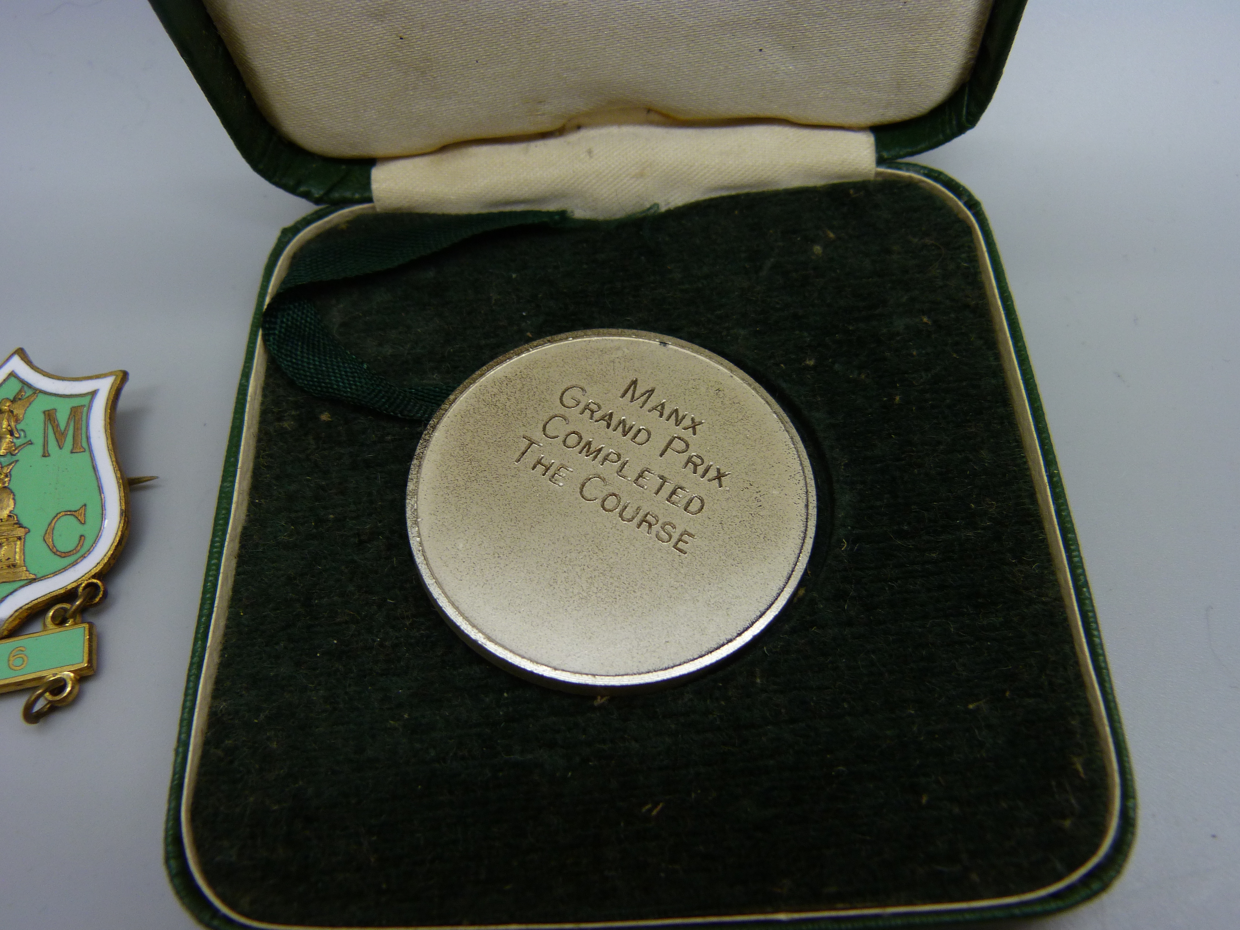 A Manx Grand Prix medallion for completion of the course, cased, together with a badge for - Bild 2 aus 3
