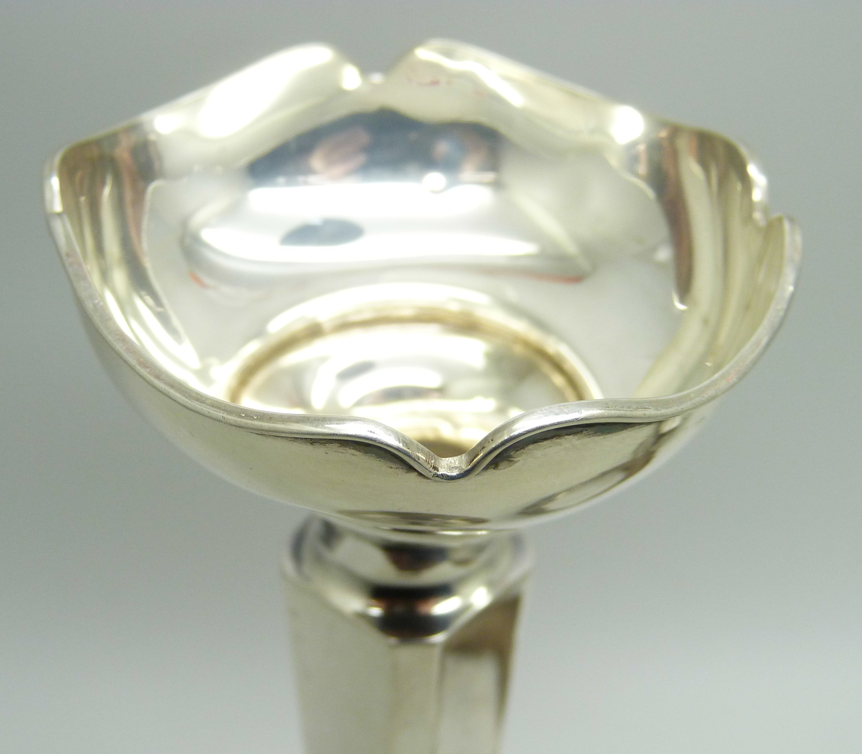 A silver posy vase, 12.5cm and two silver napkin rings, (vase with weighted base), total weight - Image 2 of 4