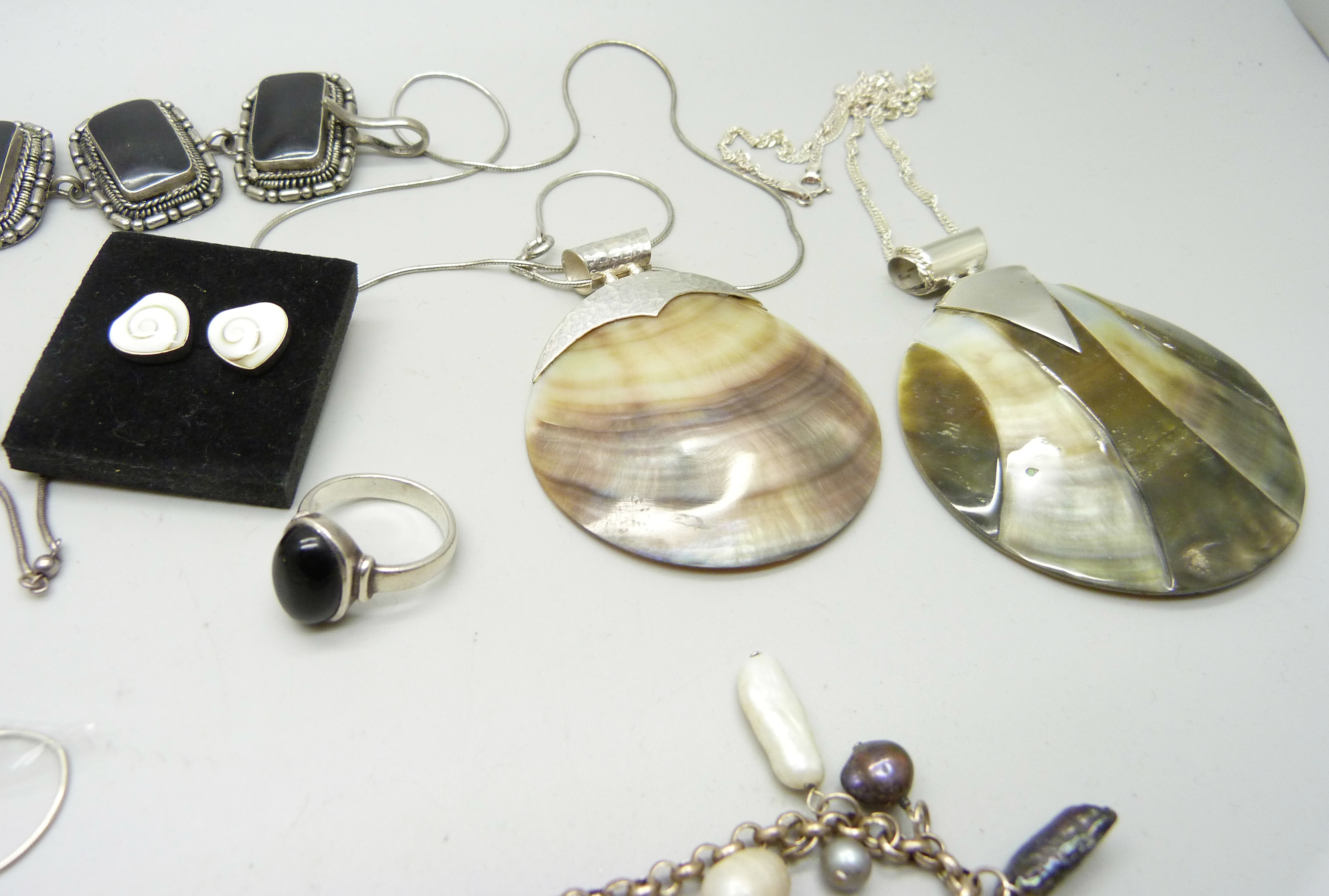 A collection of silver jewellery including a necklace with pearl drops, two shell pendants on - Image 4 of 4