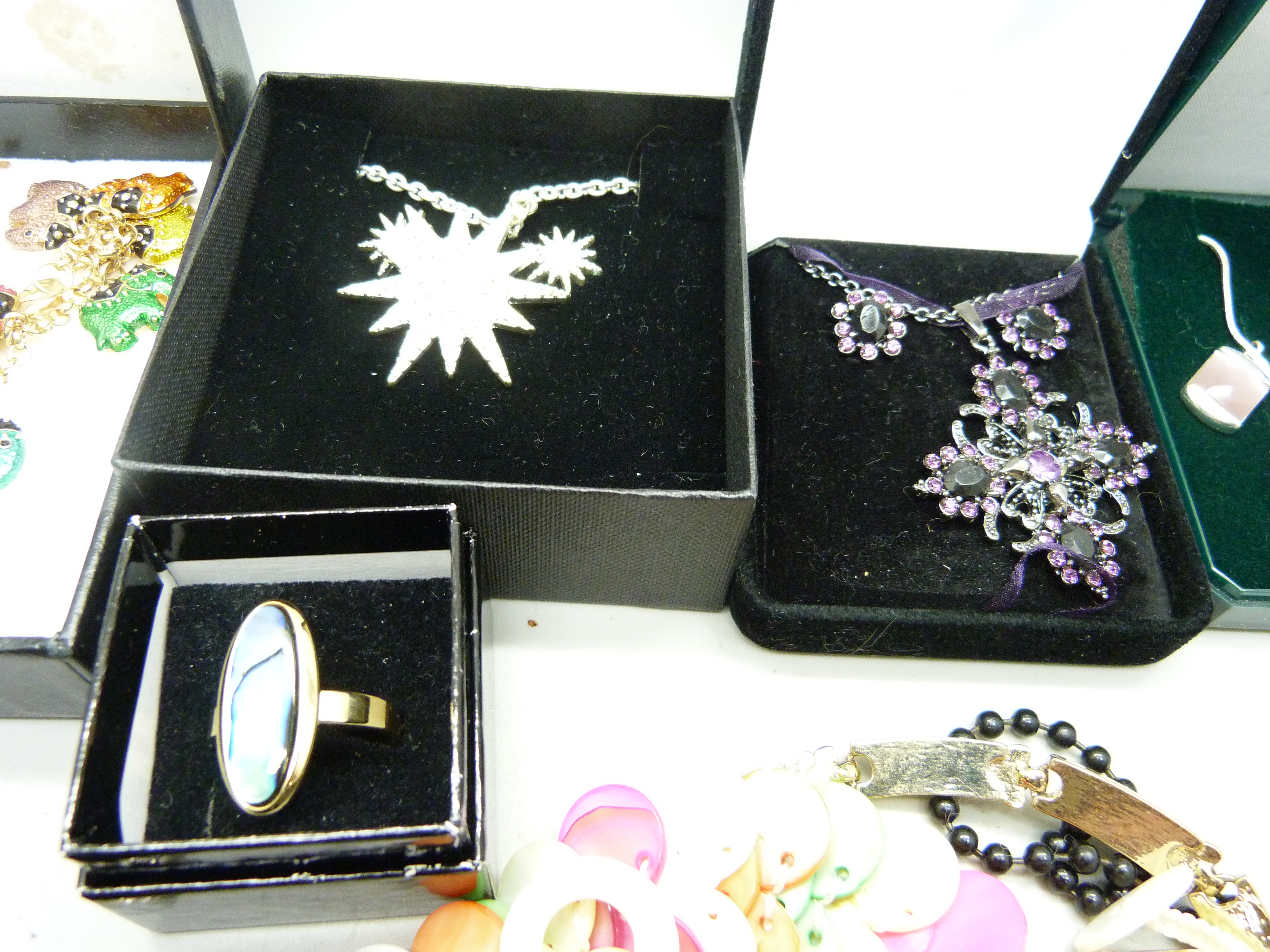 A collection of costume jewellery - Bild 3 aus 6