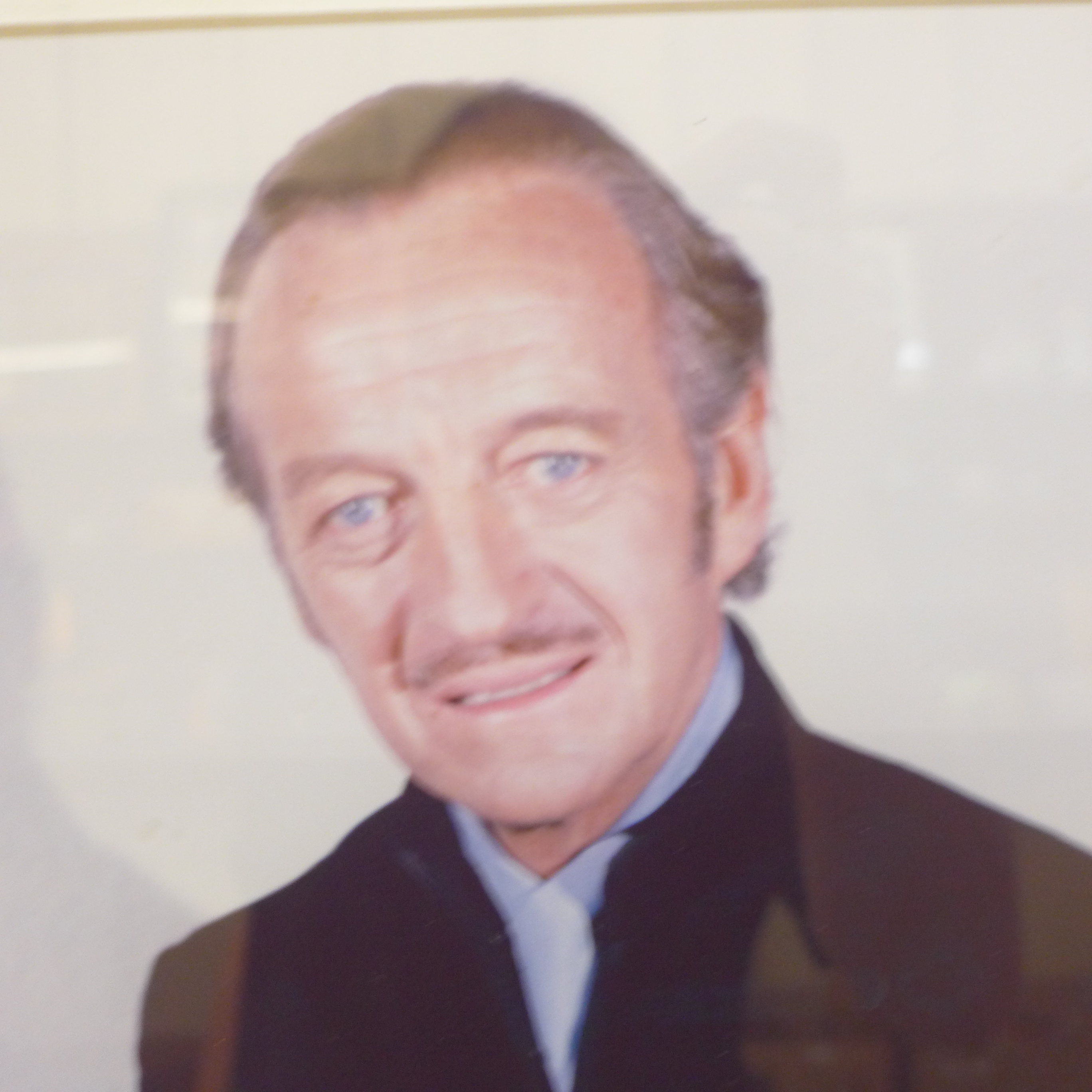 A David Niven signed cheque and photograph display with Rutland Autographs AFTAL registered C.O.A. - Bild 2 aus 4