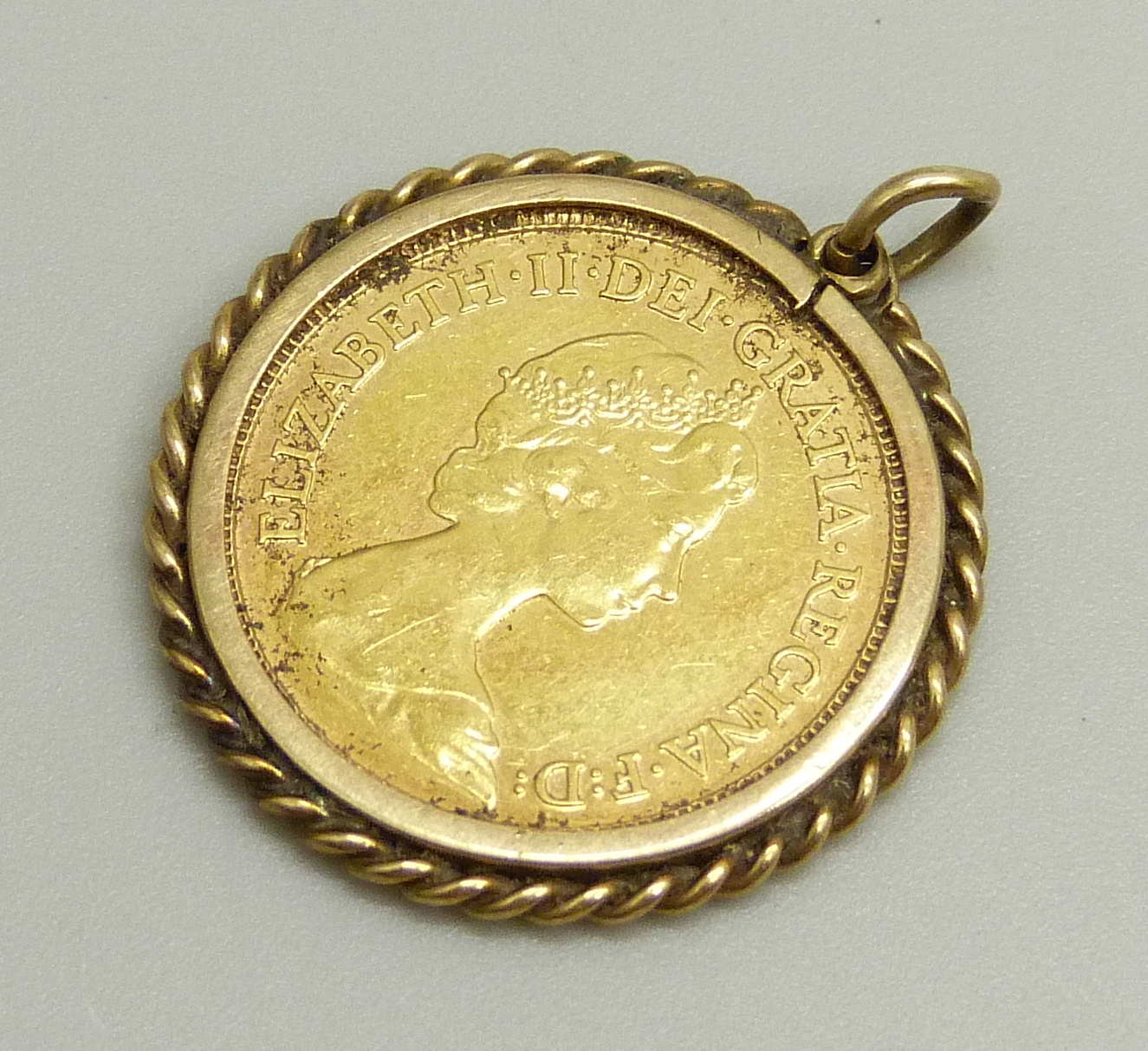A 1982 half sovereign in a 9ct gold pendant mount, 5.2g - Image 2 of 2