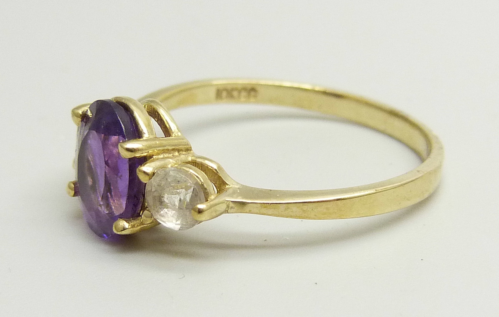 A 9ct gold ring set with a central amethyst and two white spinel, 2.8g, U - Image 2 of 3