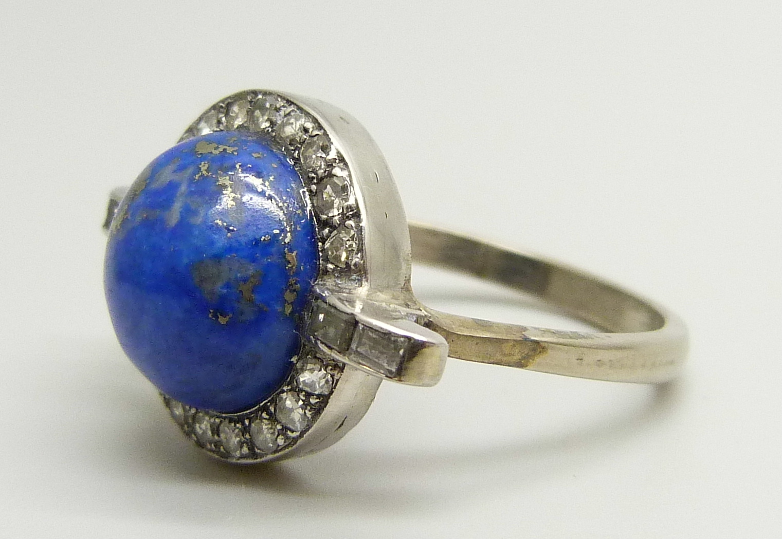 An 18ct white gold Art Deco style lapis lazuli and diamond ring, 7.1g, U - Image 2 of 3