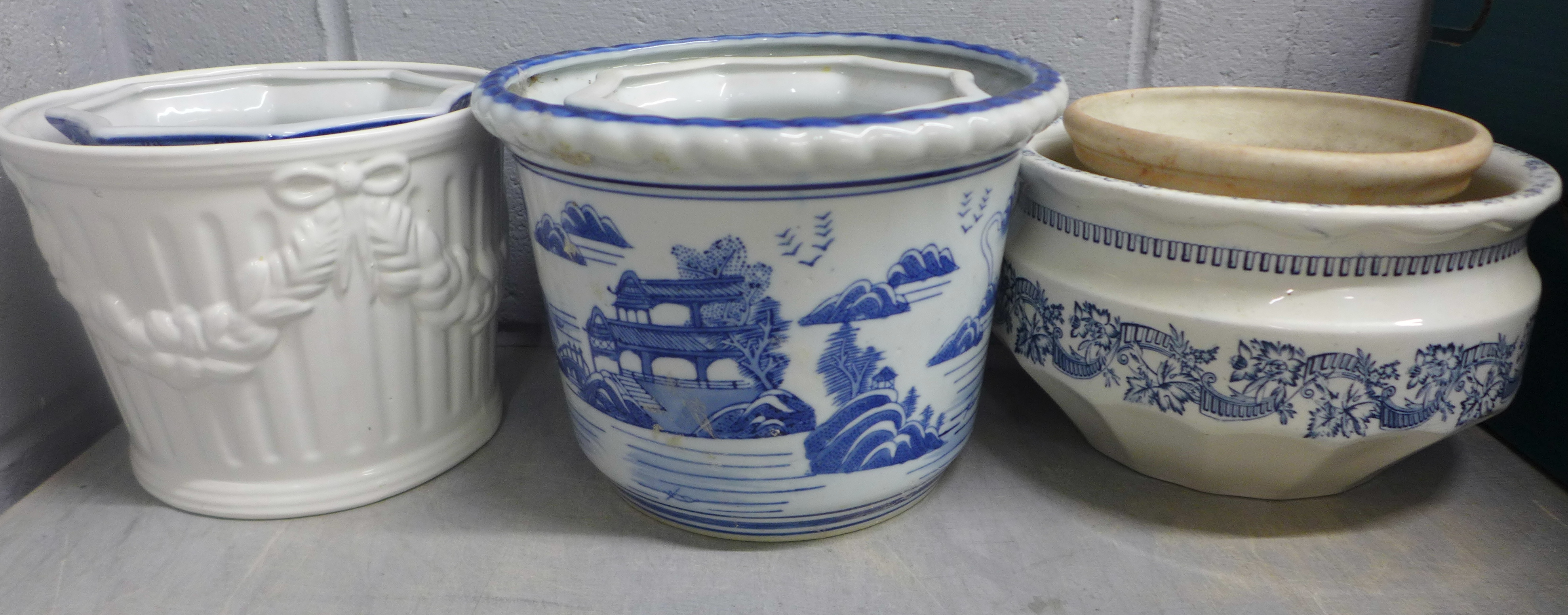 A Chinese blue and white planter, a pair of planters and other mixed china **PLEASE NOTE THIS LOT IS - Image 4 of 5