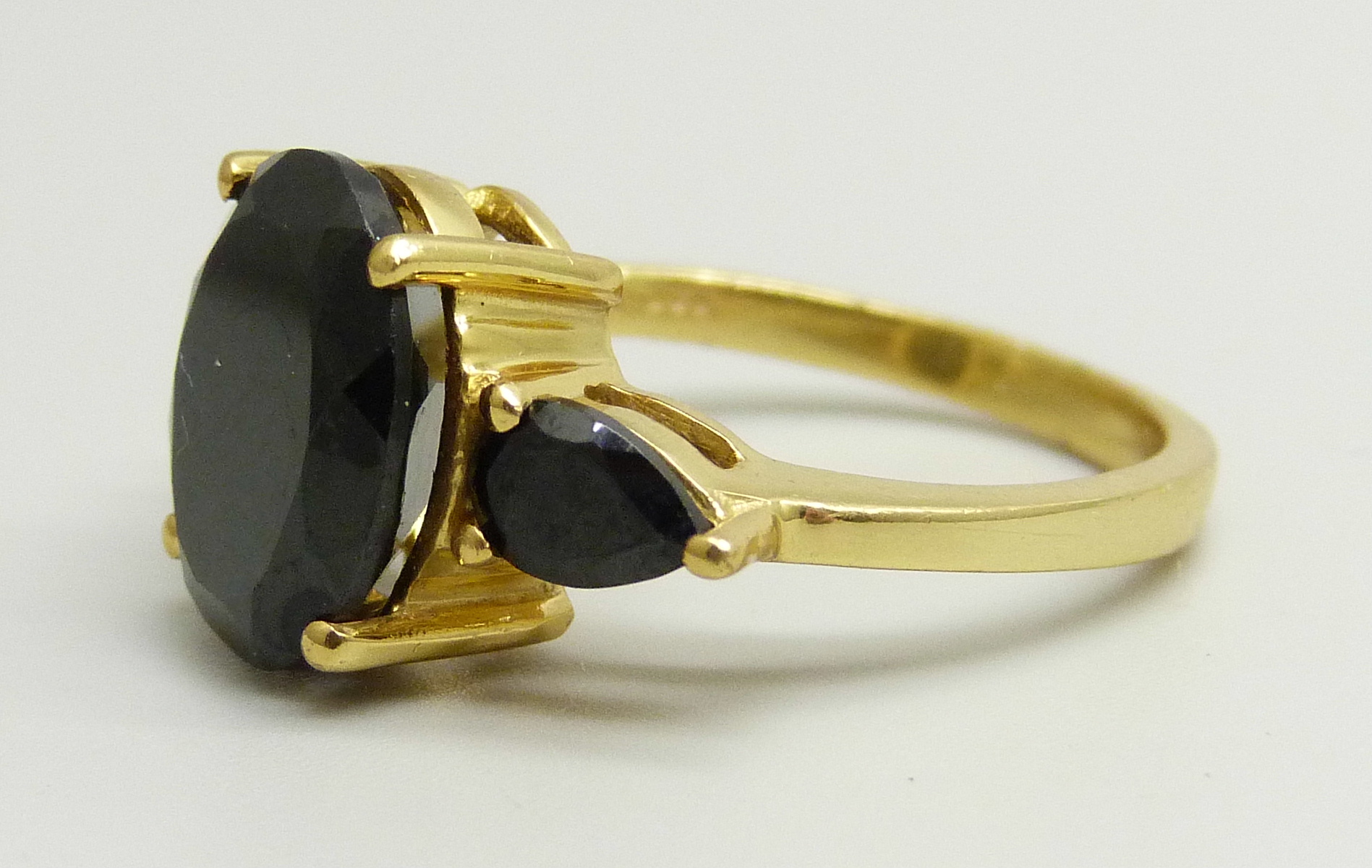 A silver gilt ring set with three black stones, O - Image 2 of 3