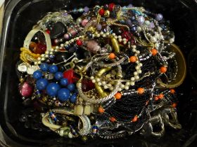 A tray of costume jewellery