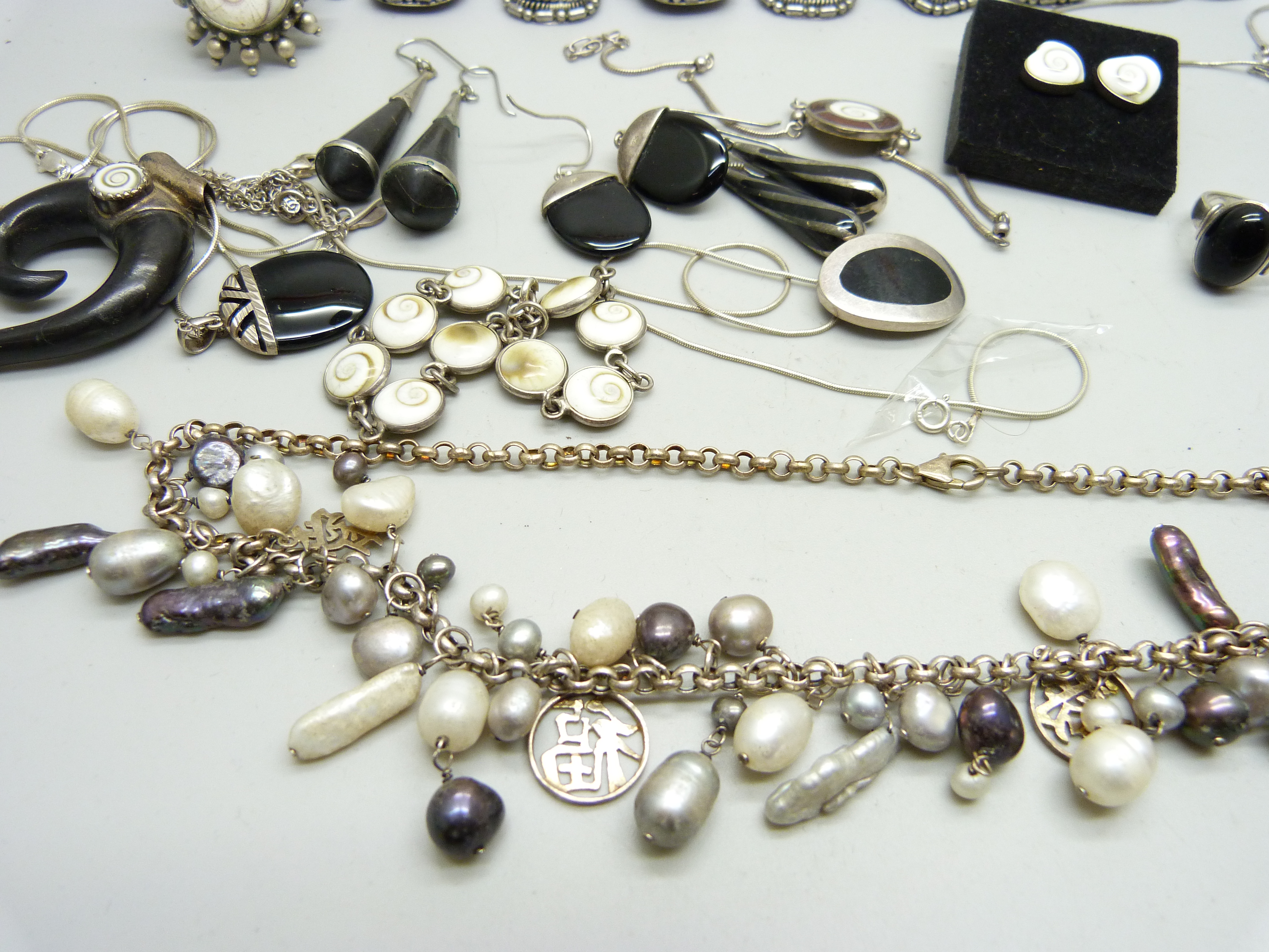 A collection of silver jewellery including a necklace with pearl drops, two shell pendants on - Image 3 of 4