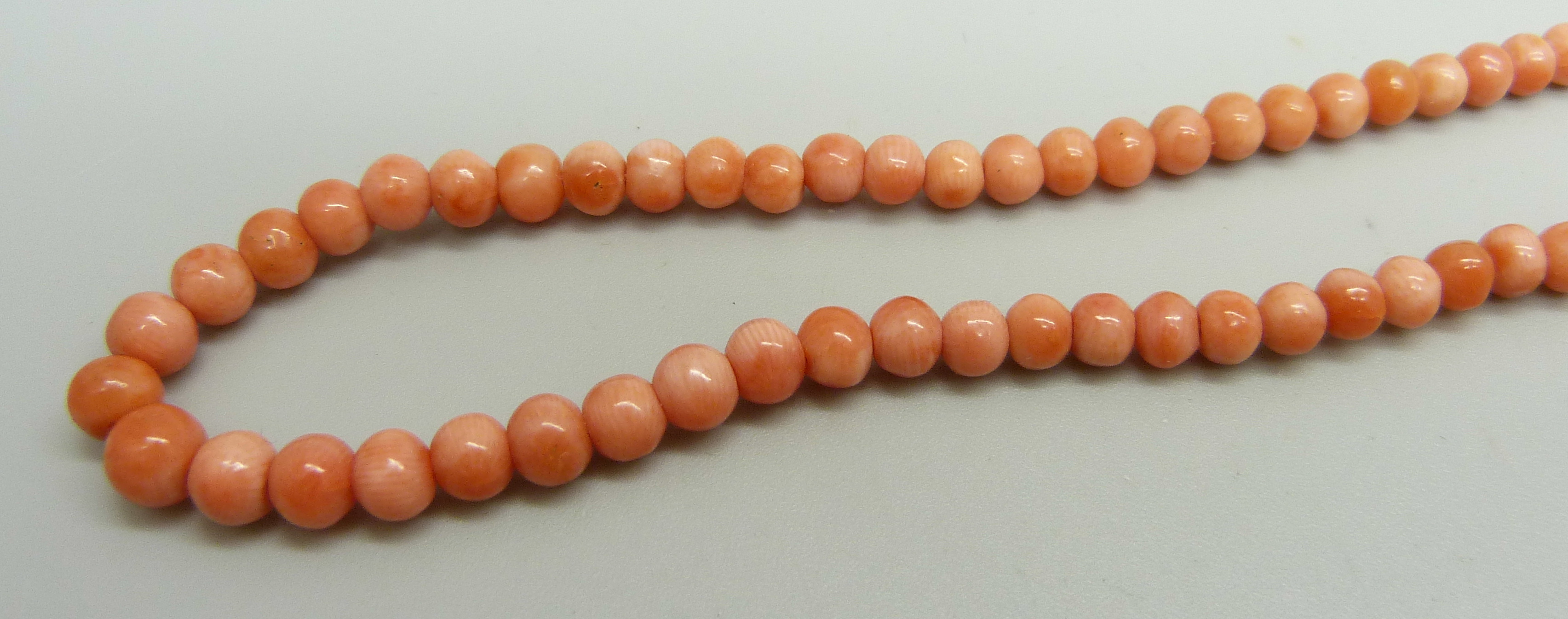A graduated coral necklace, the clasp marked 9ct, 39.5cm, 10.3g - Image 2 of 2